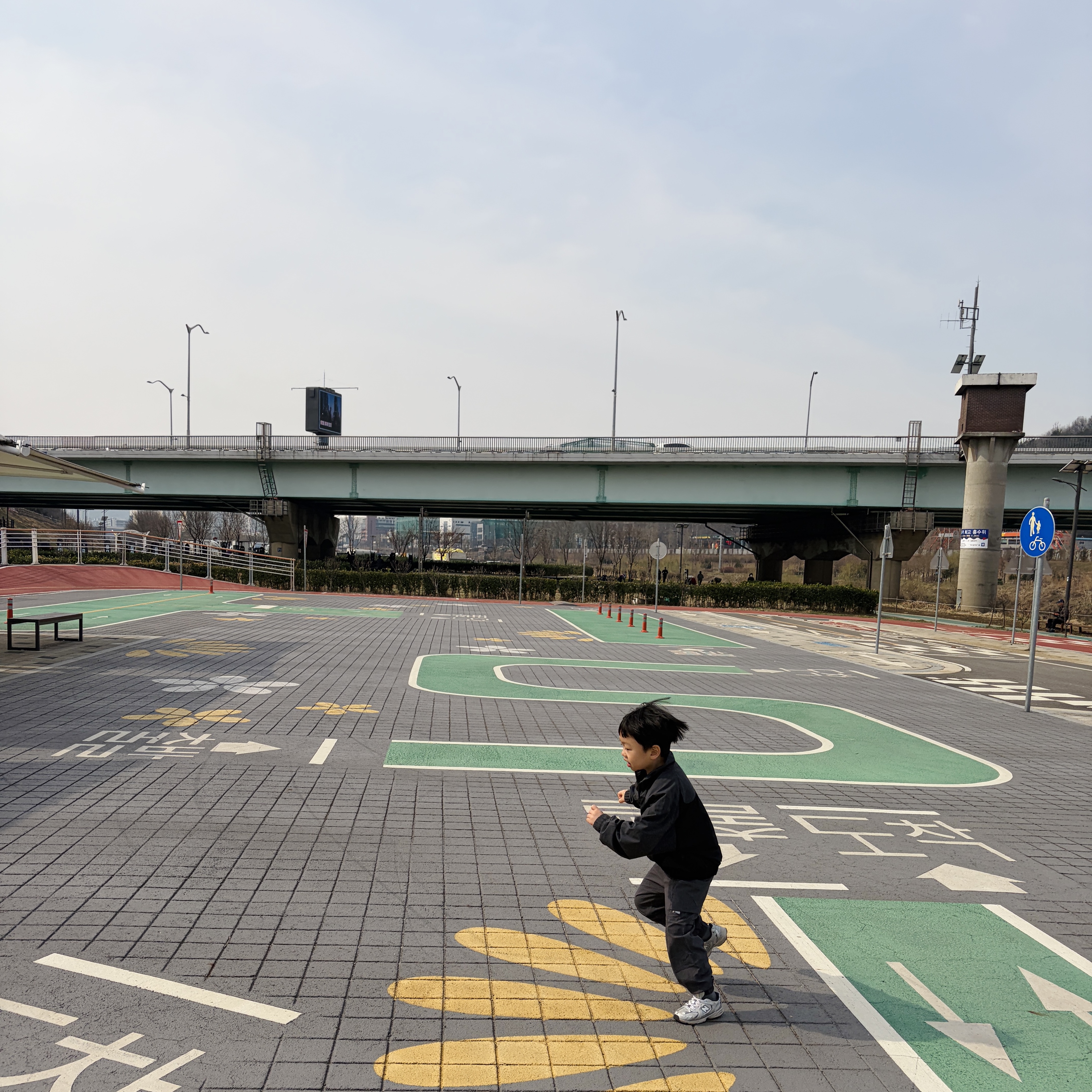 (Kids) Nike NSW Amplify Woven Full Zip Jacket Black Dark Smoke Grey, (PS) New Balance 530 Silver - M Medium 착용 스타일 - 5