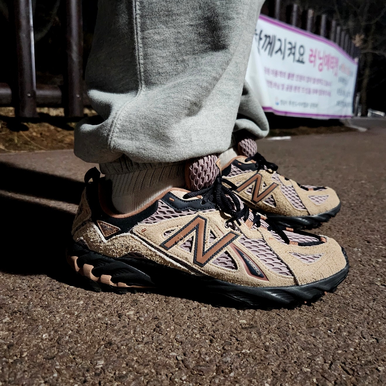 New Balance ML610 Flat Taupe Ice Wine, True Religion Classic Sweat Pants_Melange Grey 착용 스타일 - 3