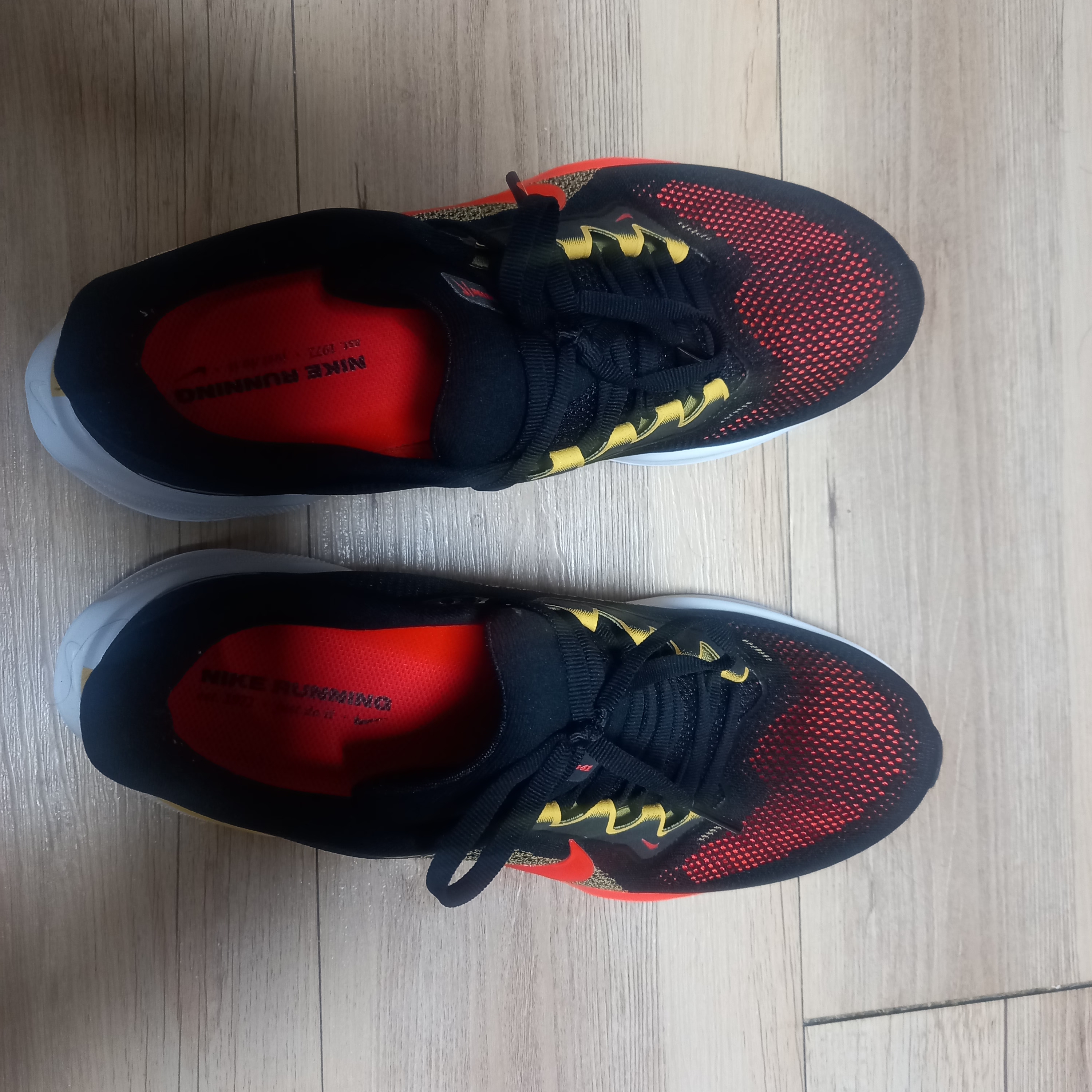 Nike Air Zoom Pegasus 41 Black Topaz Gold 착용 스타일