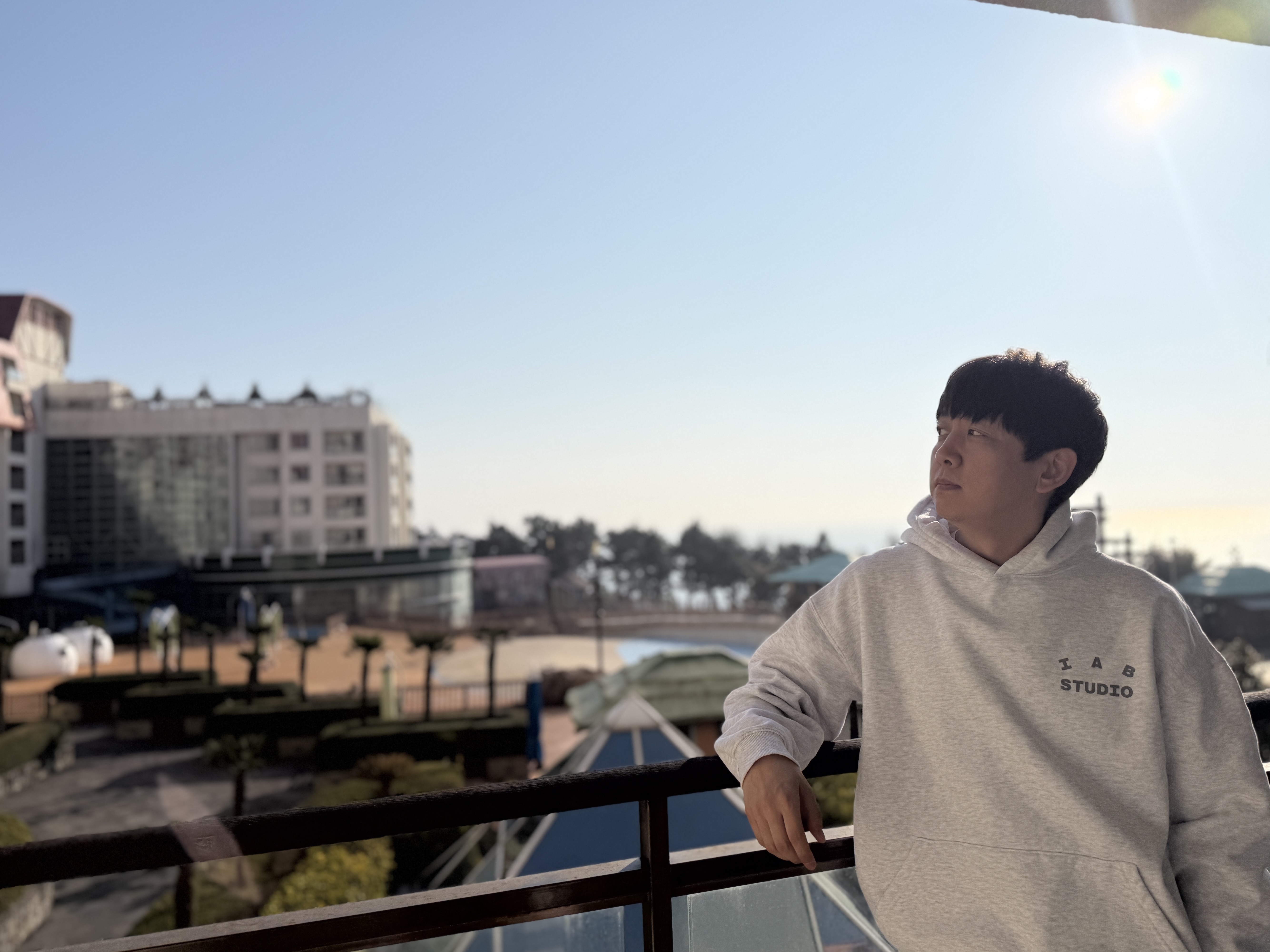 IAB Studio Hoodie Light Gray, IAB Studio Seoul Sweatpants Light Gray 착용 스타일 - 1