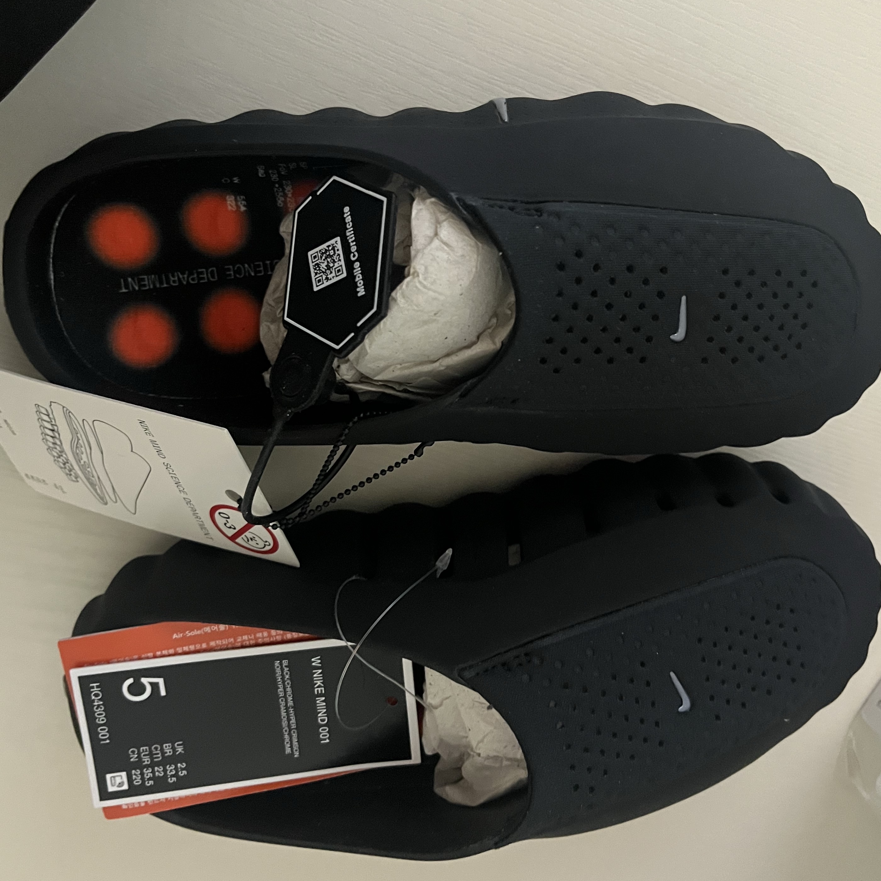 (W) Nike Mind 001 Black Hyper Crimson 착용 스타일 - 2