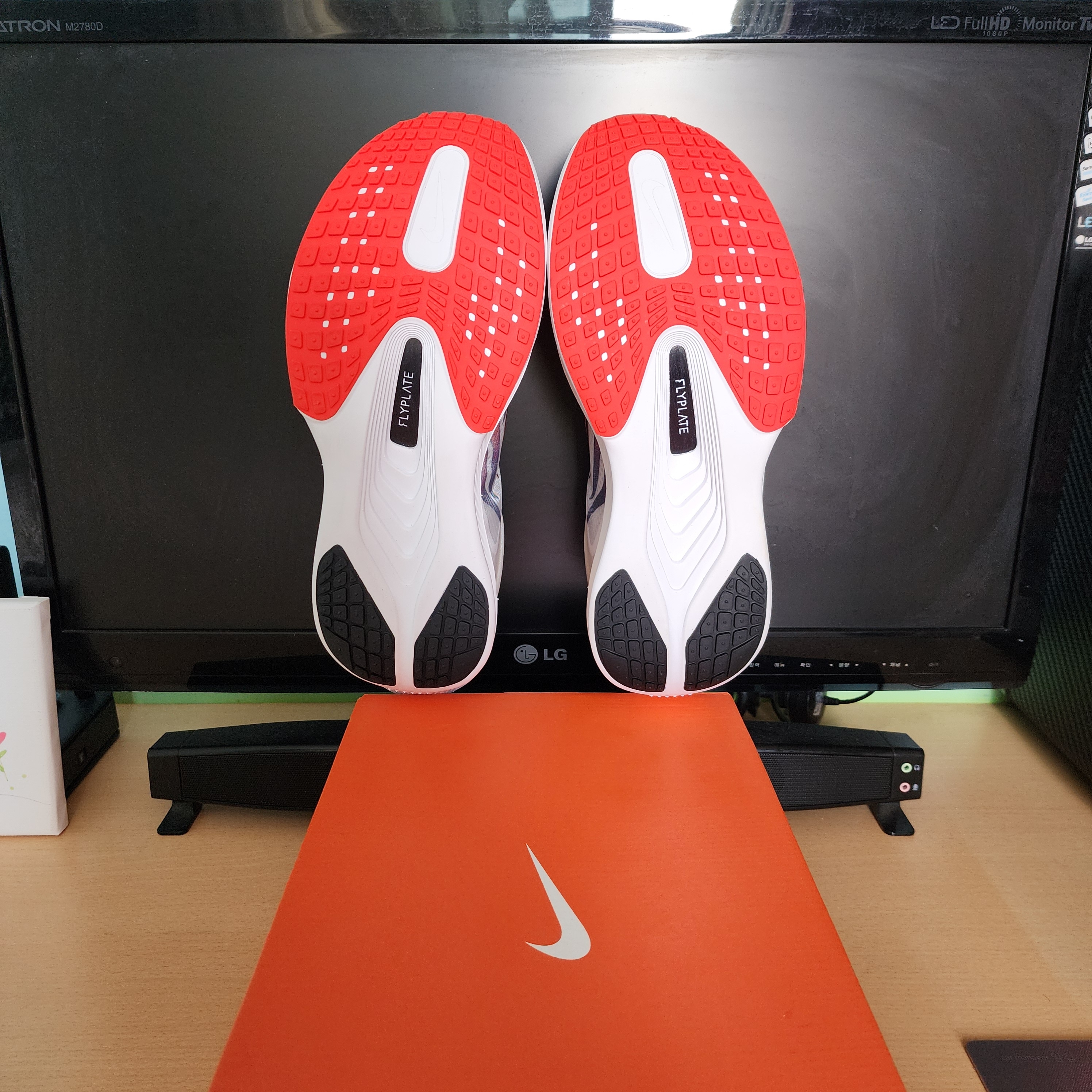 Nike Zoom Fly 6 PRM White Habanero Red 착용 스타일 - 2