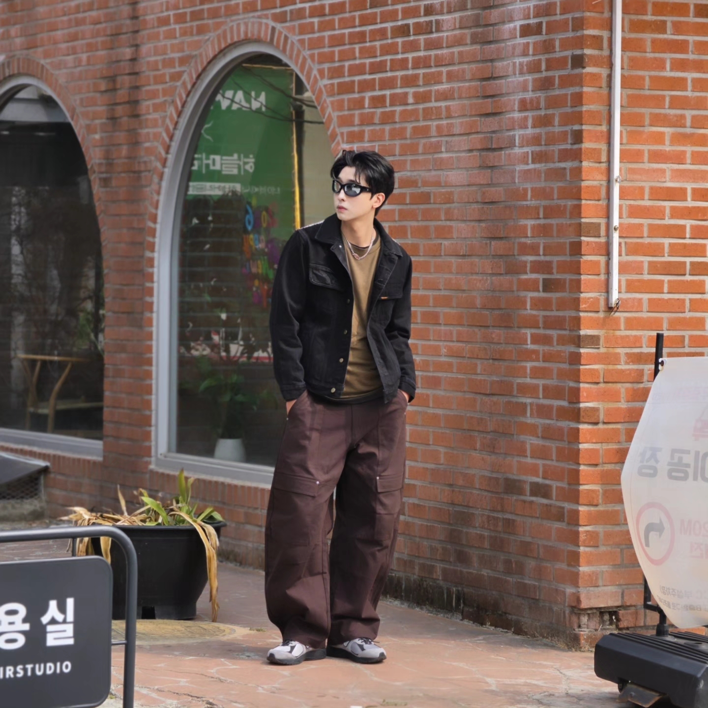 ersco Ancient Denim Trucker Jacket Black, Adidas Originals Canvas Cargo Work Pants Aurora Coffee - US Sizing 착용 스타일 - 2