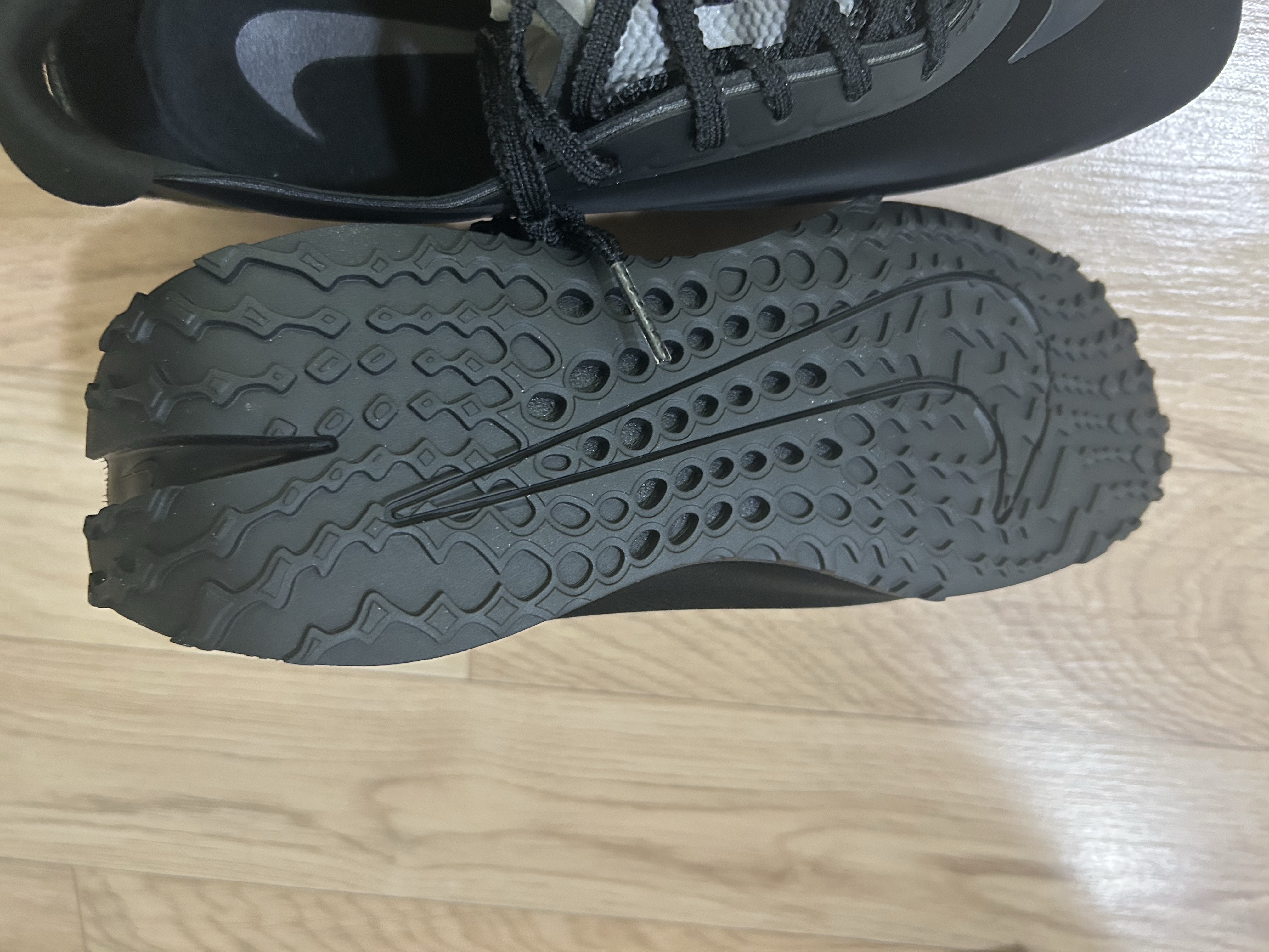 (W) Nike First Sight Noir Black 착용 스타일