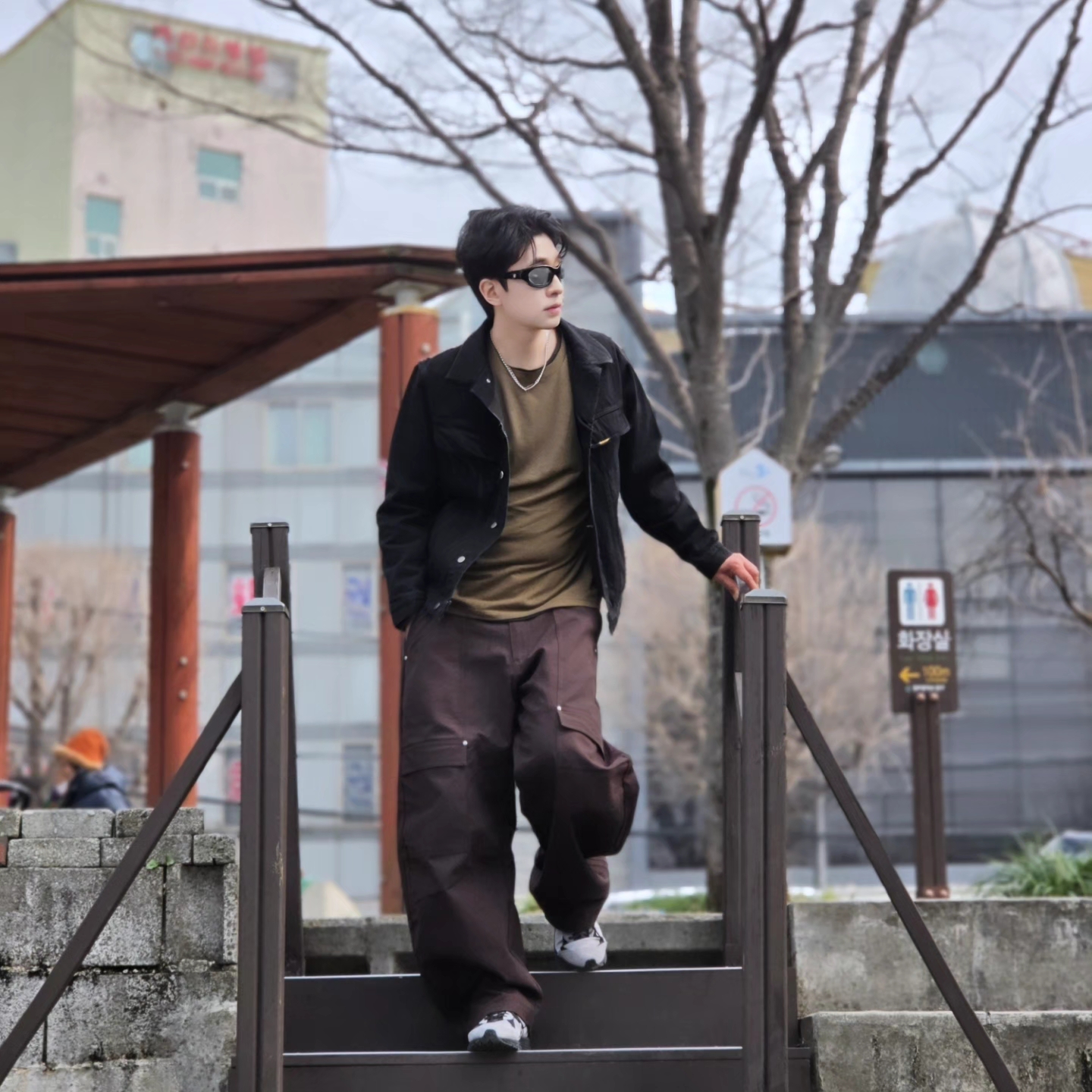 ersco Ancient Denim Trucker Jacket Black, Adidas Originals Canvas Cargo Work Pants Aurora Coffee - US Sizing 착용 스타일 - 3