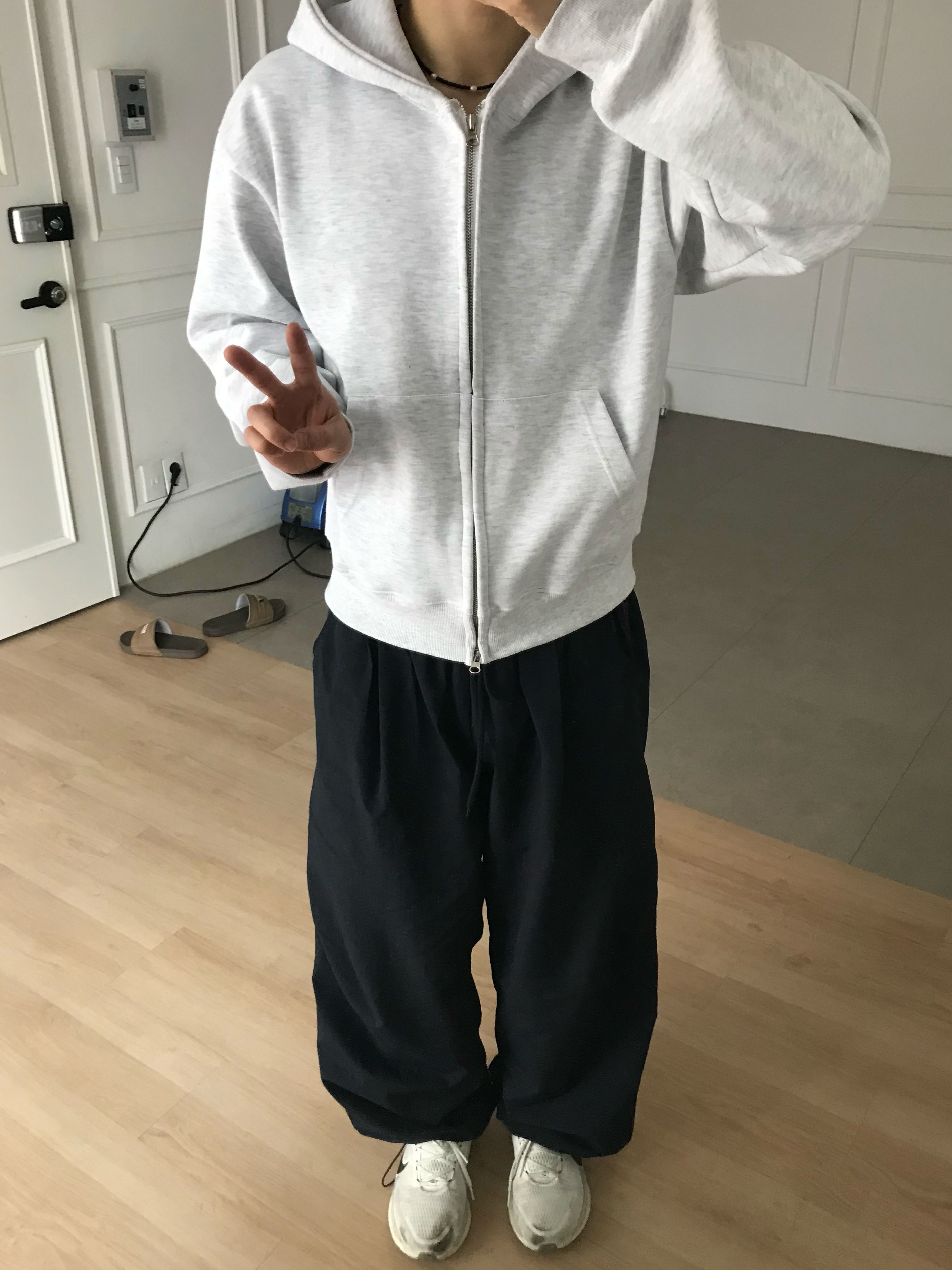 Nike Vomero 18 Summit White Coconut Milk, A.P.C. Daniela Shopping Bag Indigo 착용 스타일 - 3