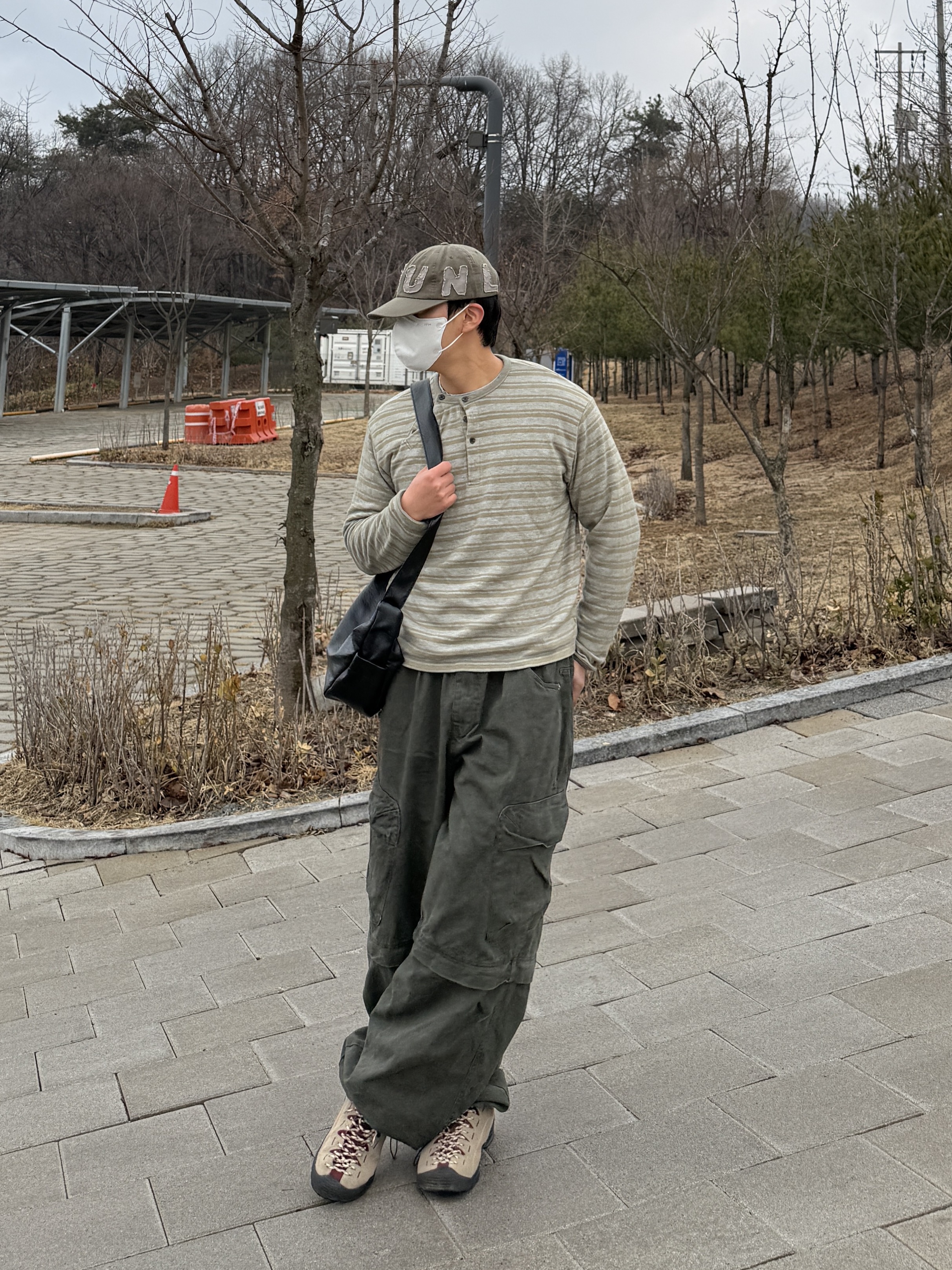 Sunlove Capital Cap Charcoal, Keen Jasper Suede Sneakers Silver Mink 착용 스타일 - 1