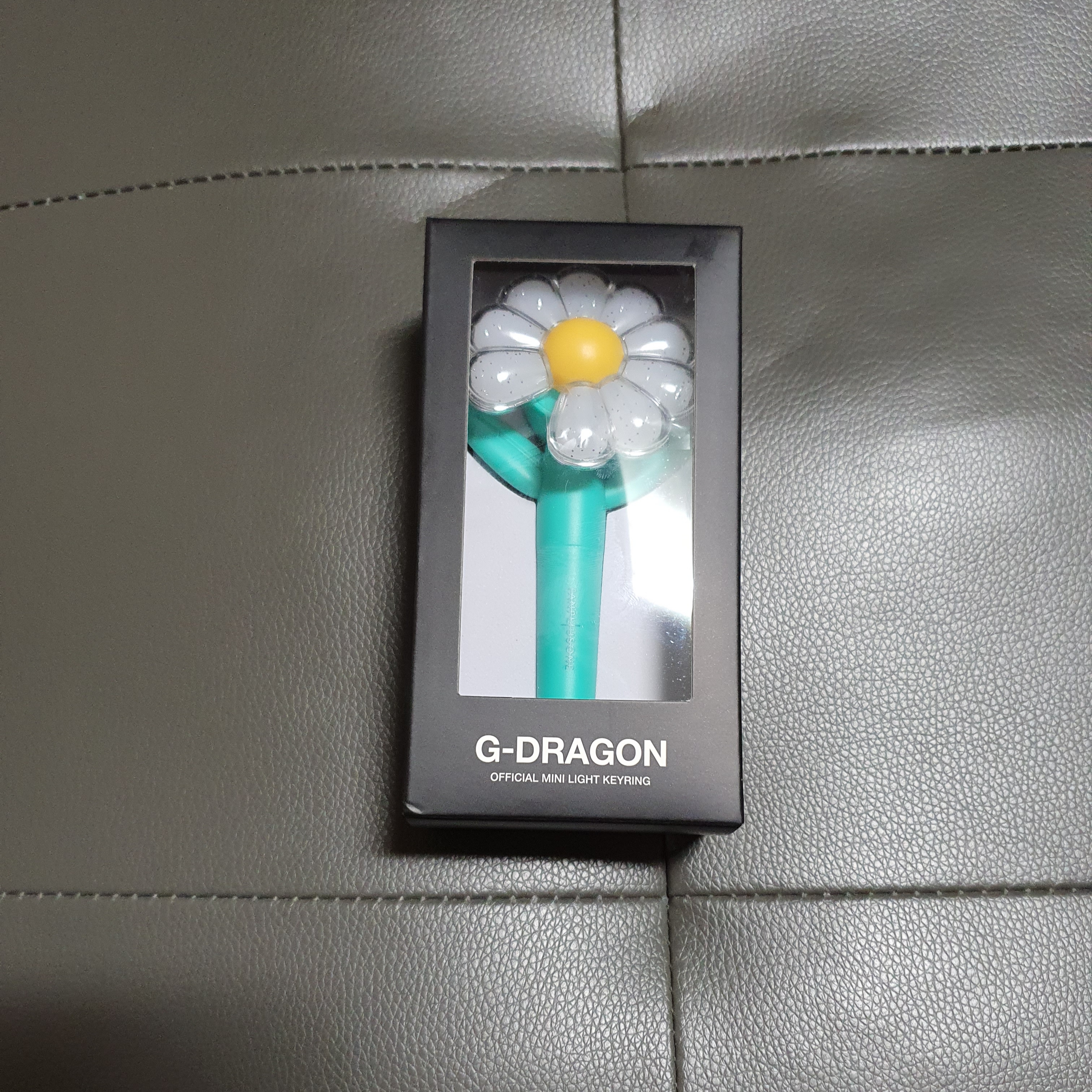 G-DRAGON Ubermensch Official Mini Light Keyring Mint 착용 스타일