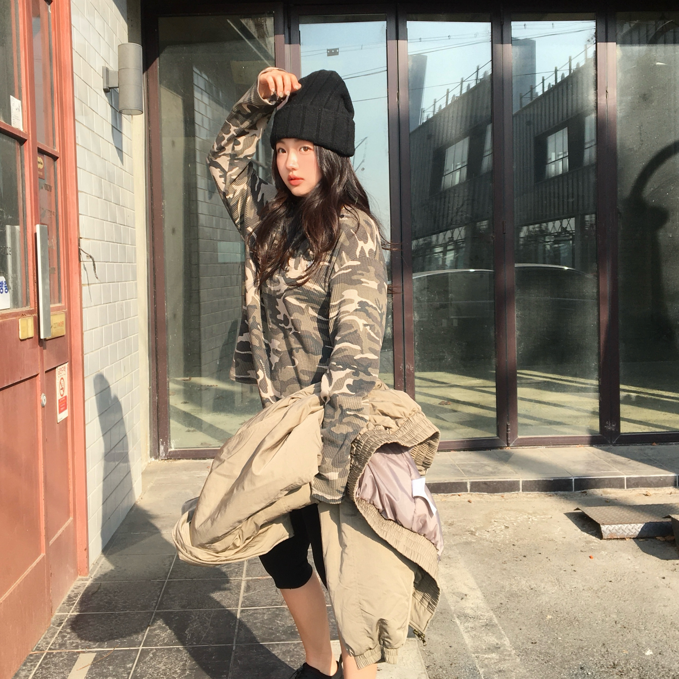 SLOW RECORD HOUSE Fingerhole Crop Long Sleeve Camo Beige 착용 스타일 - 2