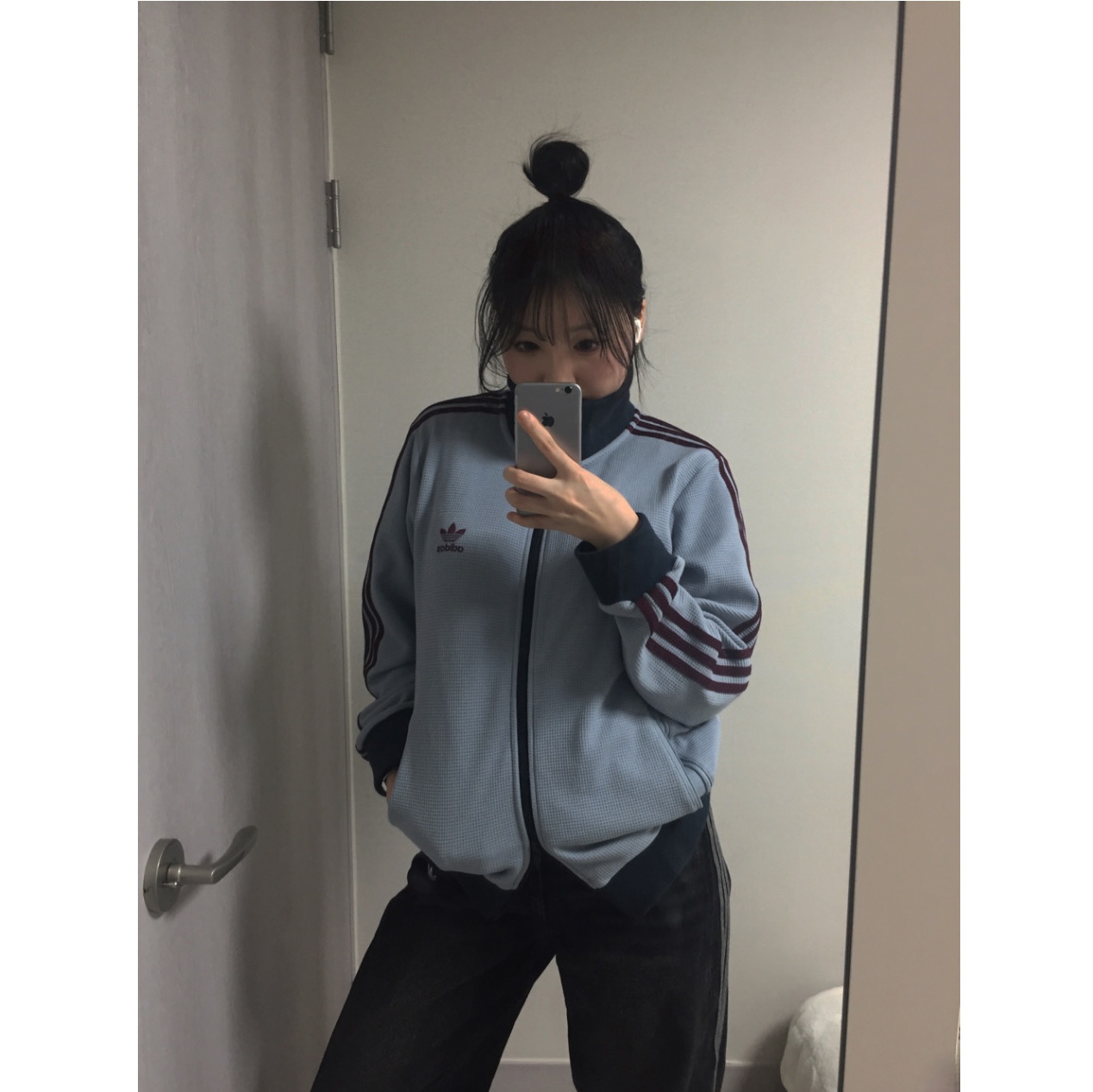 Adidas Originals Track Top Light Grey - KR Sizing, (W) Adidas Originals Loose Denim Pants Medium Black Denim - KR Sizing 착용 스타일 - 3
