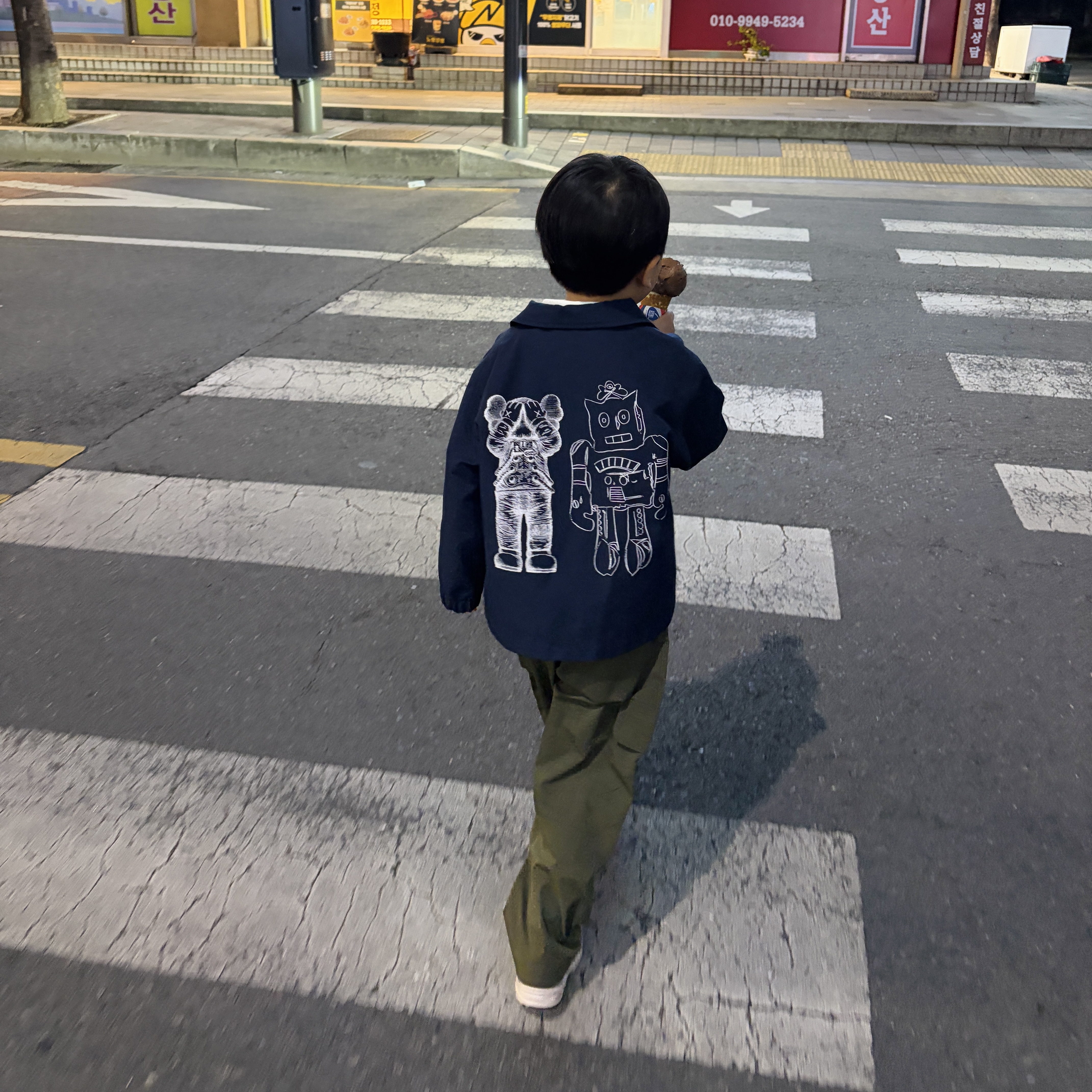 (Kids) Uniqlo UT x Kaws x Warhol Coach Jacket Navy, (PS) New Balance 530 Silver - M Medium 착용 스타일 - 5