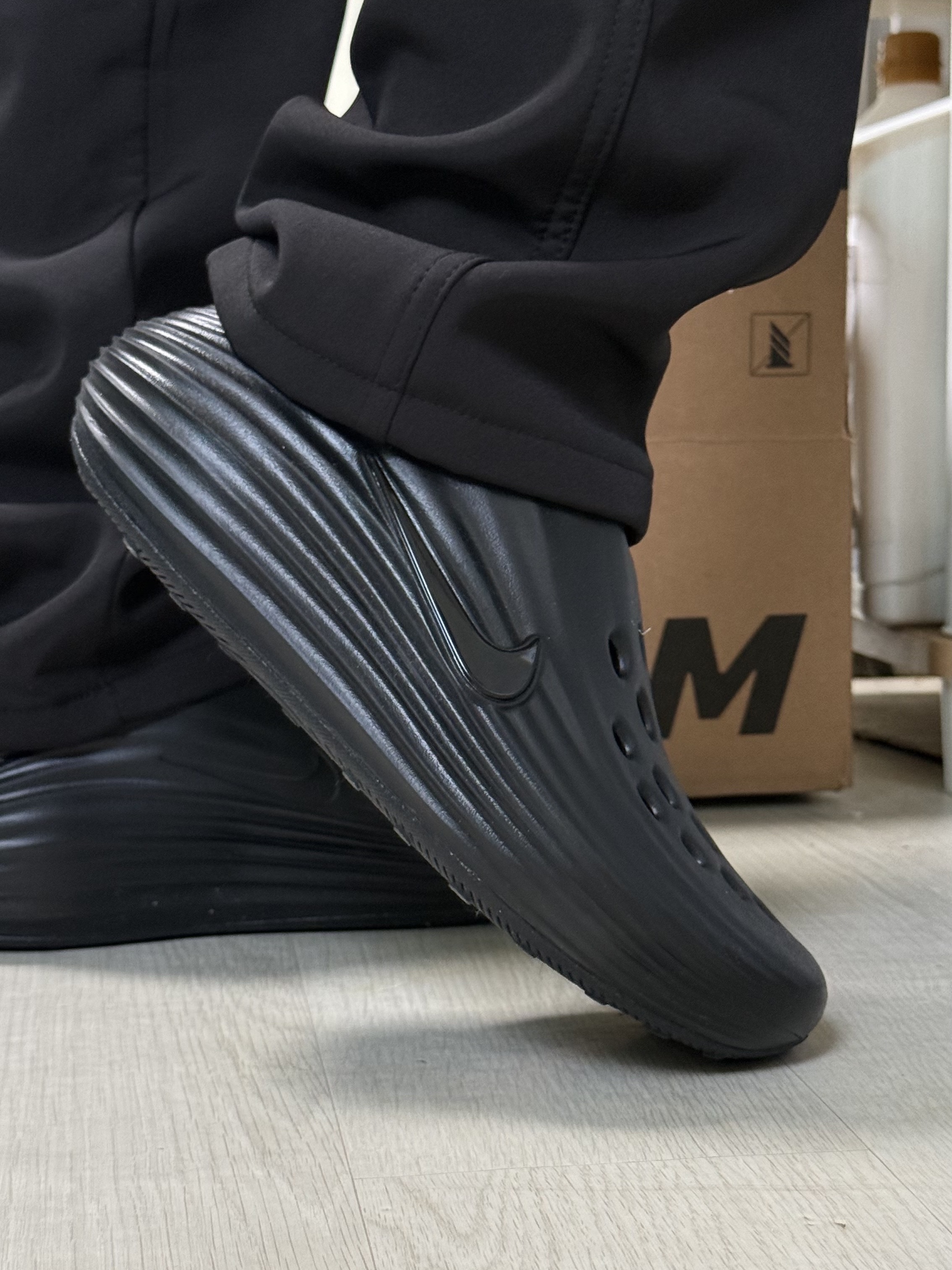 Nike ReactX Rejuven8 Triple Black 착용 스타일