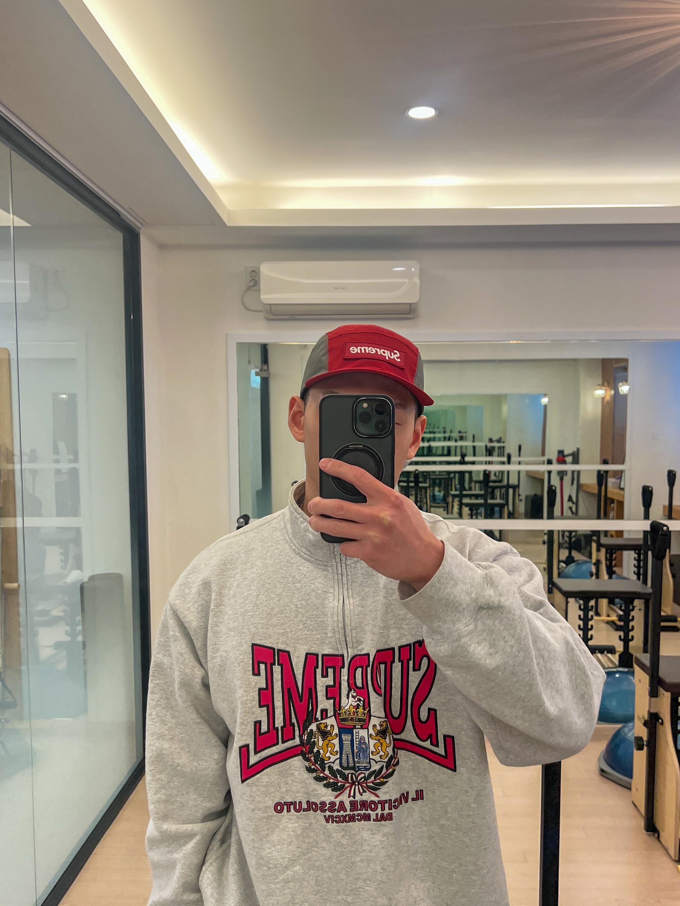 Supreme Gore-Tex Camp Cap Red - 26SS, Supreme Crest Appliqué Half Zip Pullover Ash Grey - 25FW 착용 스타일