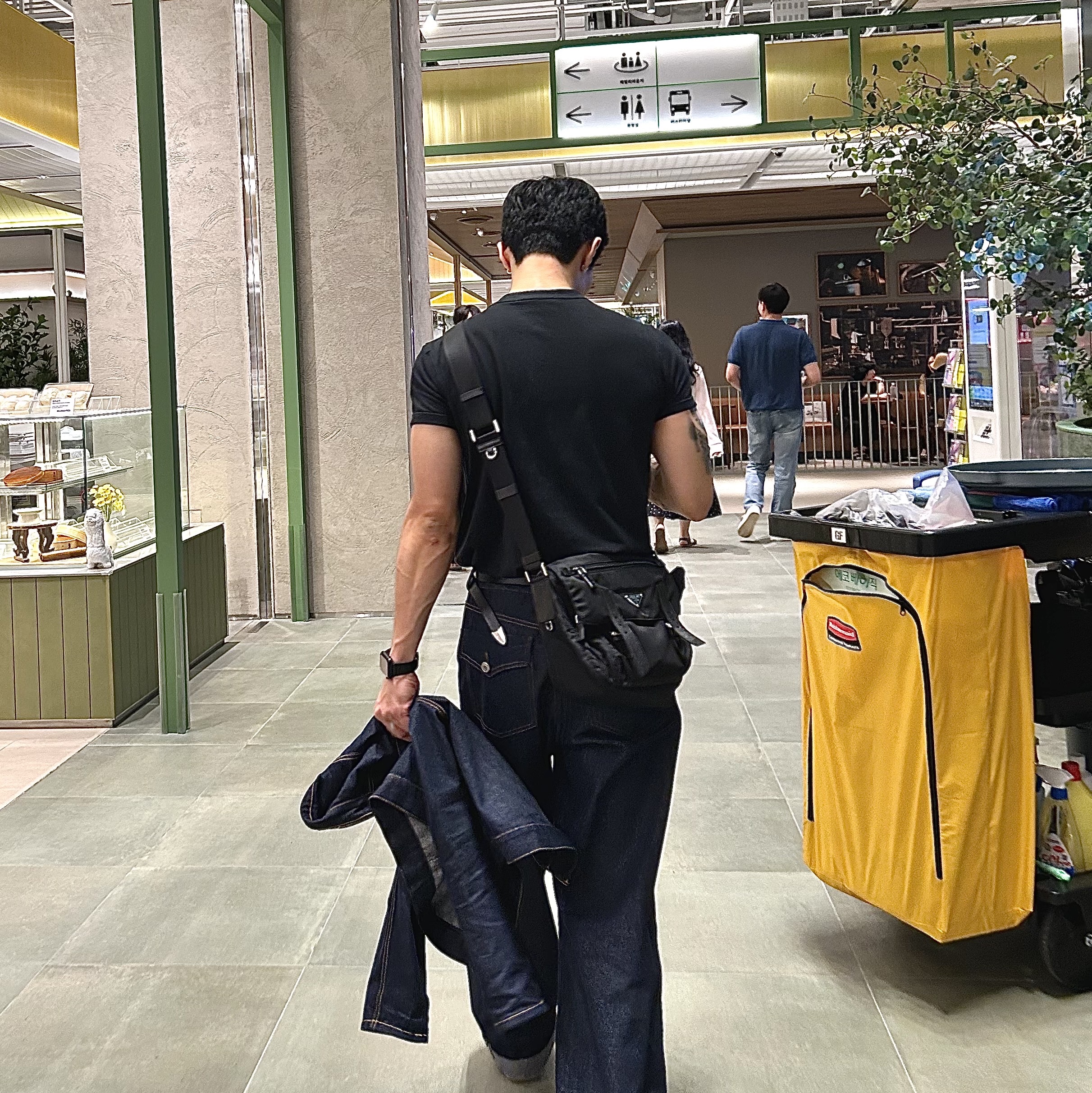 Prada Re-Nylon Shoulder Bag Black 착용 스타일