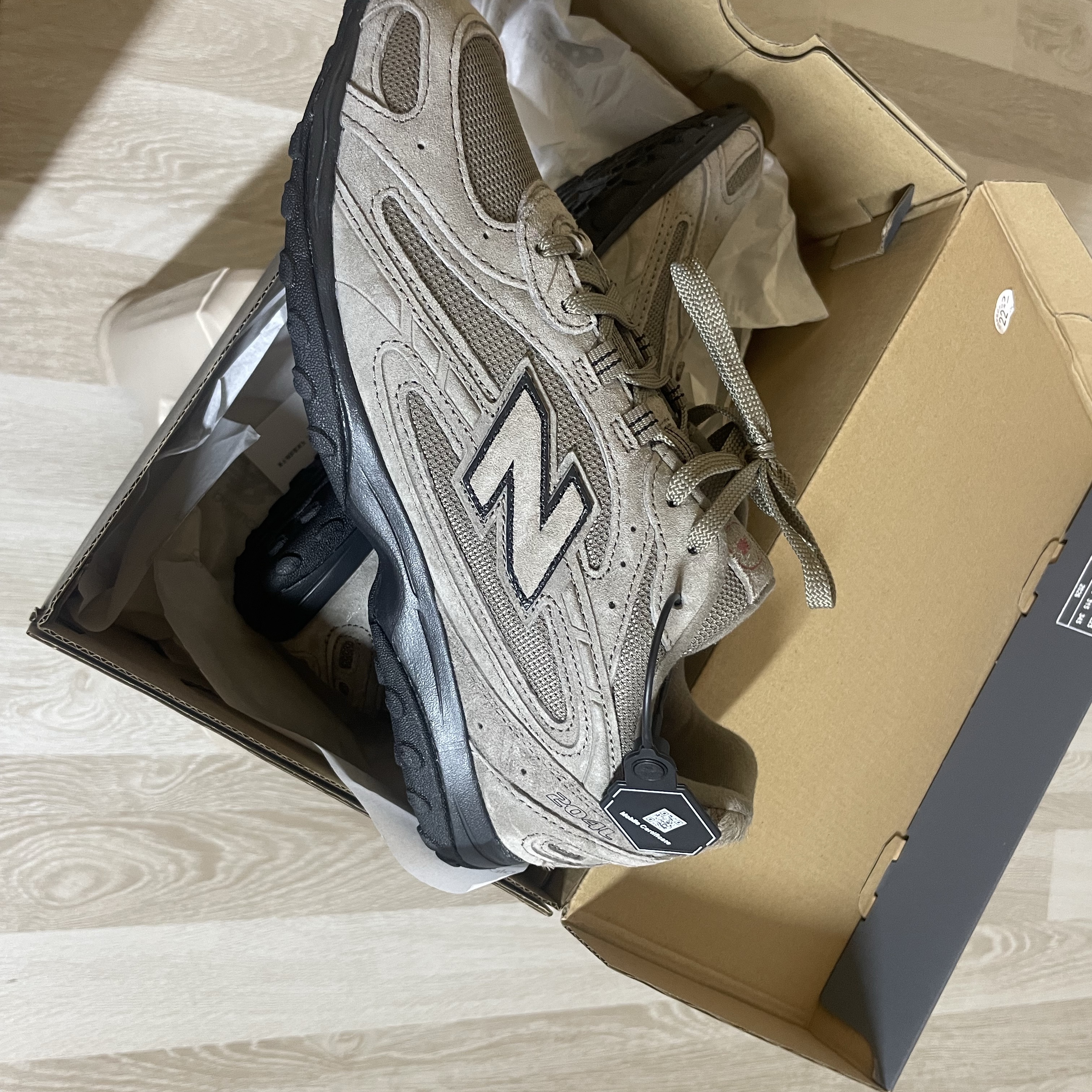 New Balance 204L Year of the Horse Thunder Brown Black 착용 스타일 - 2