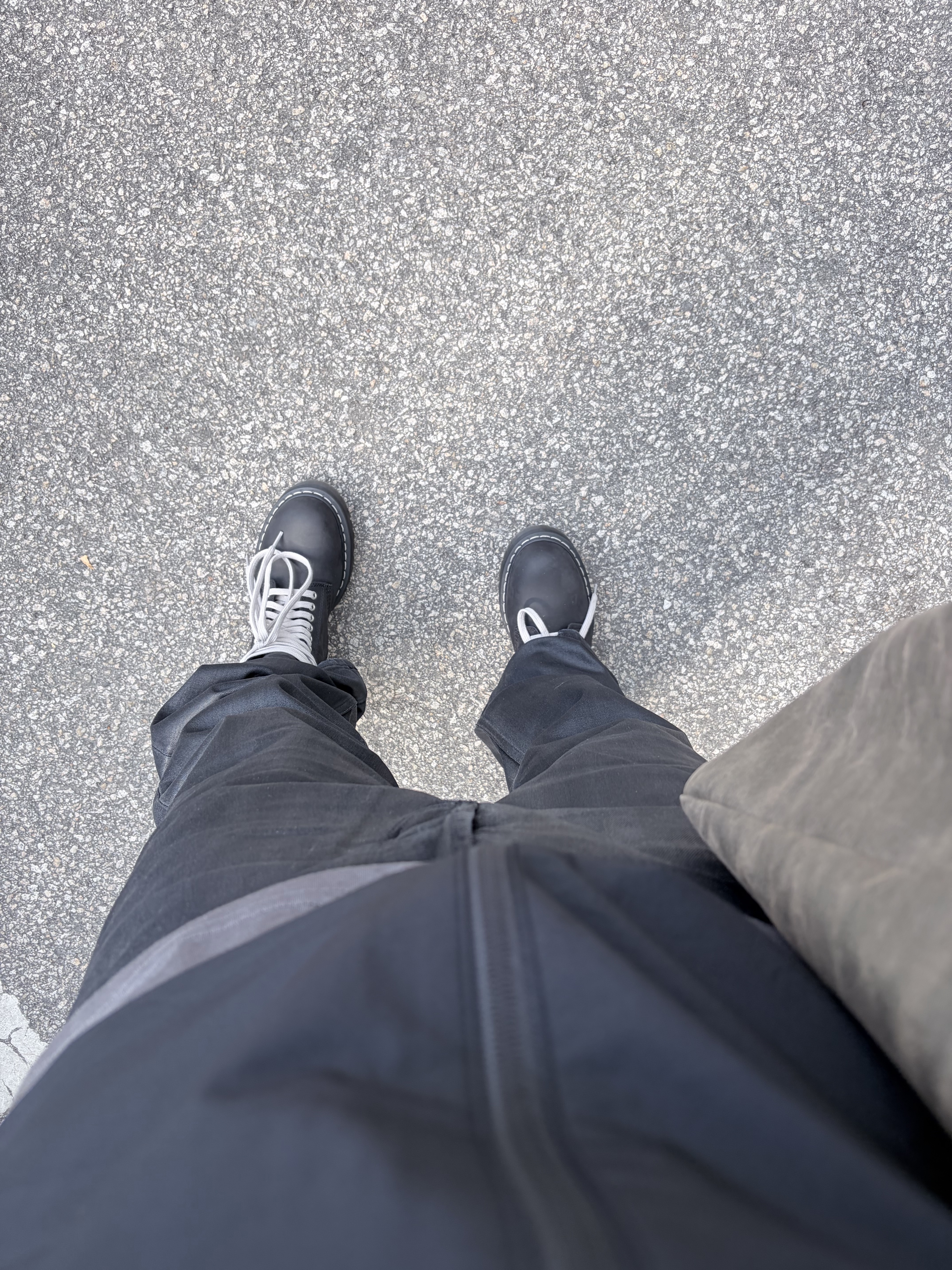 Undermycar Air Nylon Hybrid Jacket Black, Dr. Martens x Rick Owens Quad Sole Steel Toe Boots Black 착용 스타일 - 2