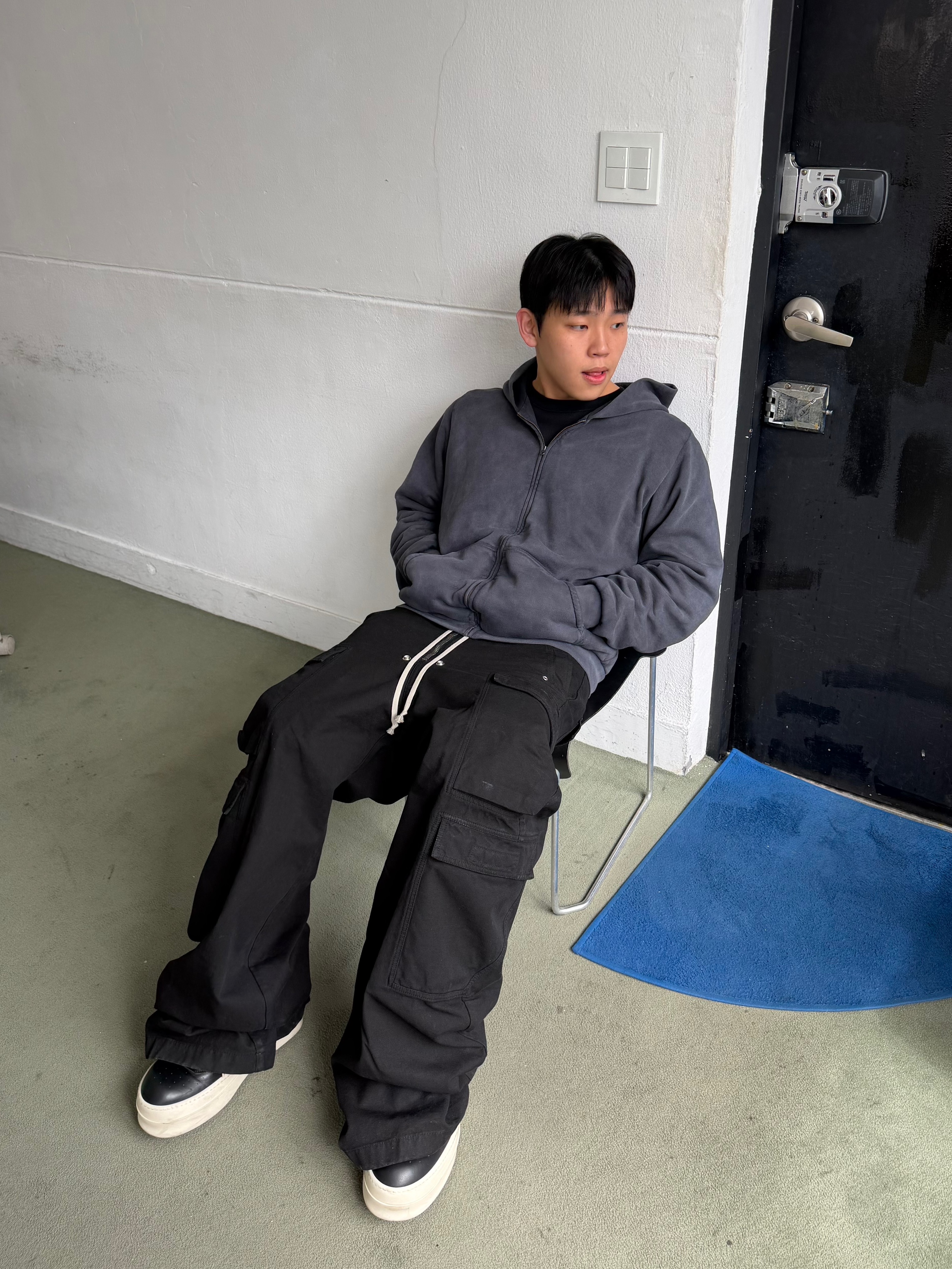 Yeezy YZY Zip-Up Hoodie Poetic Black, Yeezy YZY Zip-Up Hoodie Black 착용 스타일 - 3