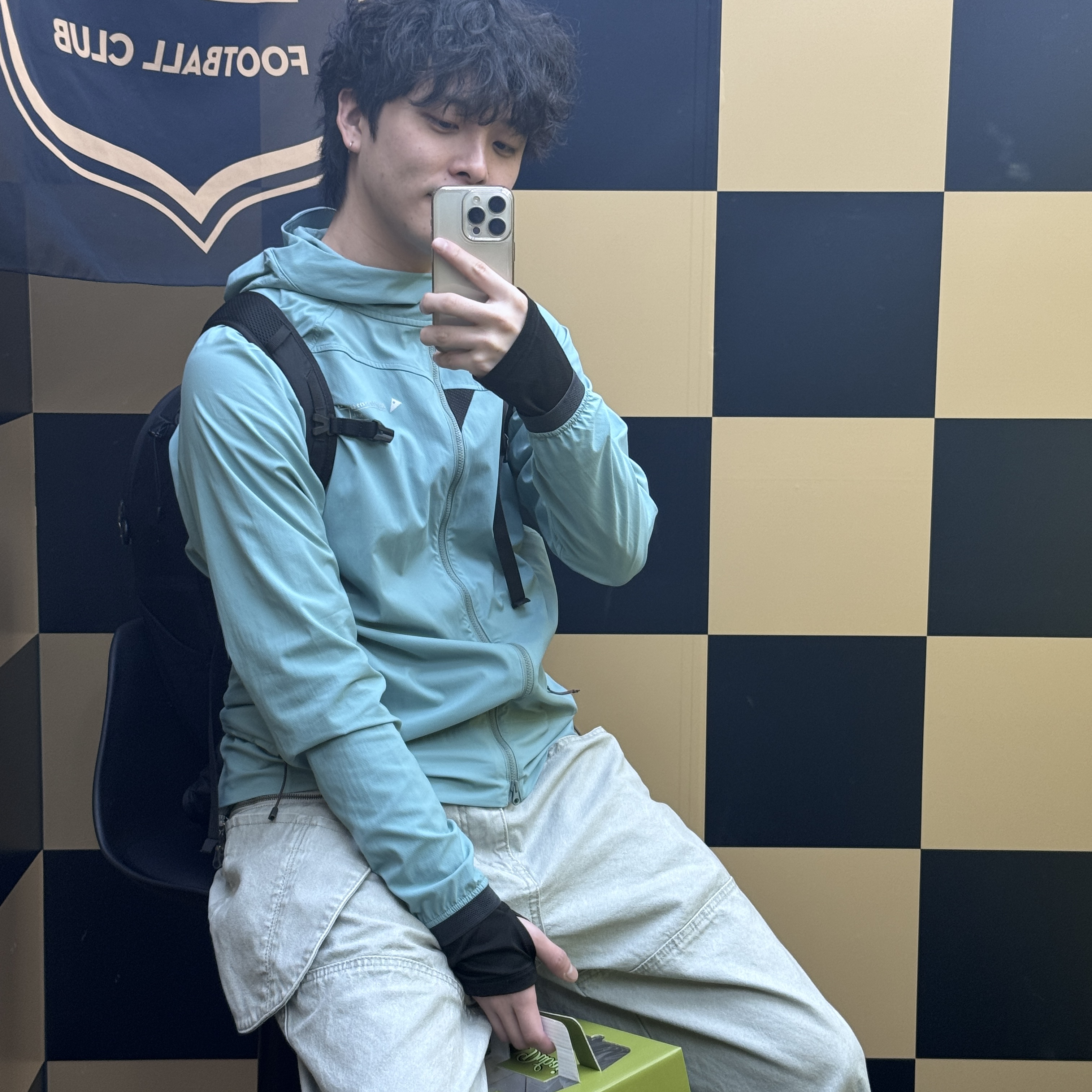 (W) Klattermusen Nal Hooded Windbreaker Jacket Black, Salomon Trailblazer 20 Black 착용 스타일 - 1