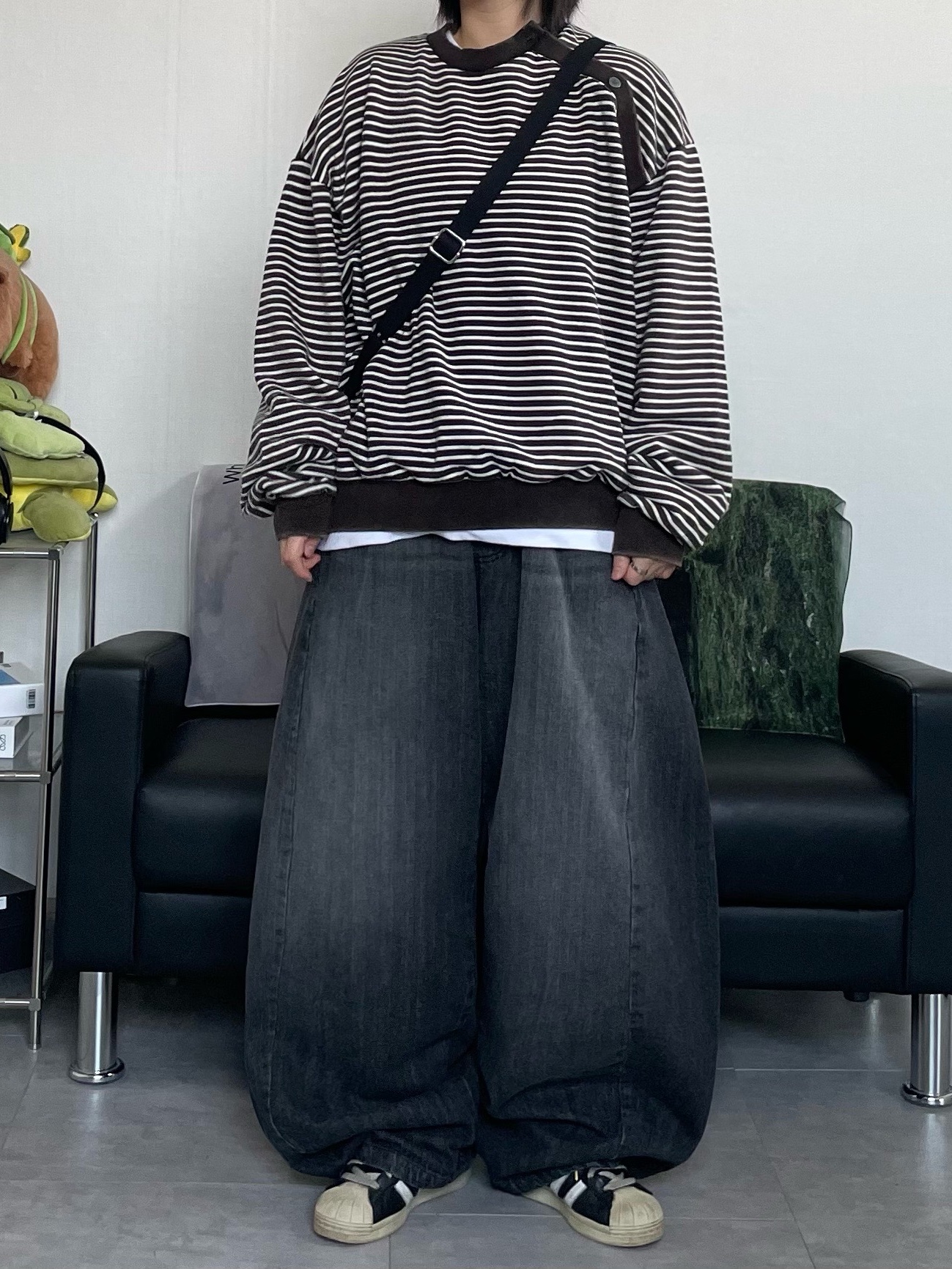 Stussy Canvas Side Pouch Washed Black 착용 스타일 - 3