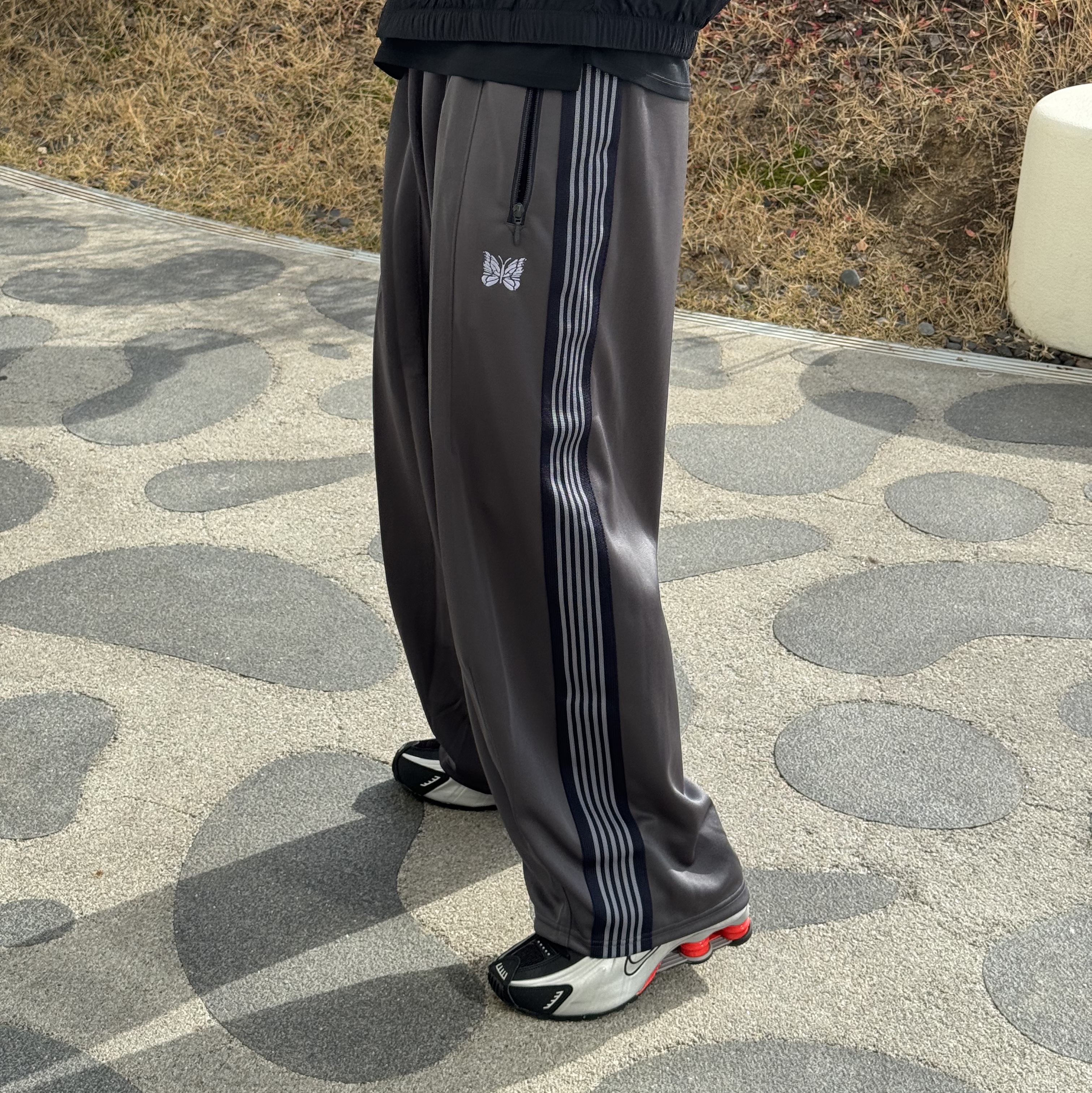 Needles x B'2nd H.D. Track Pants Poly Smooth Charcoal, Nike Shox R4 Black and Metallic Silver 착용 스타일