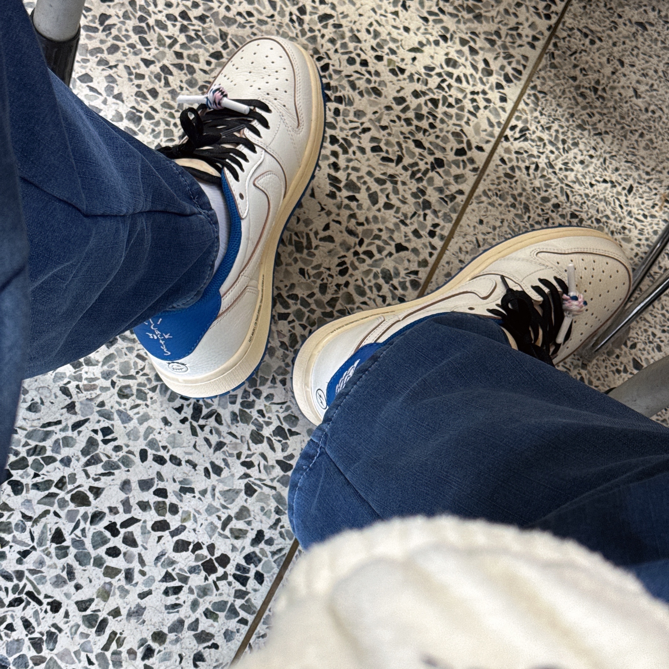 Jordan 1 x Travis Scott x Fragment Retro Low OG SP Sail Military Blue 착용 스타일