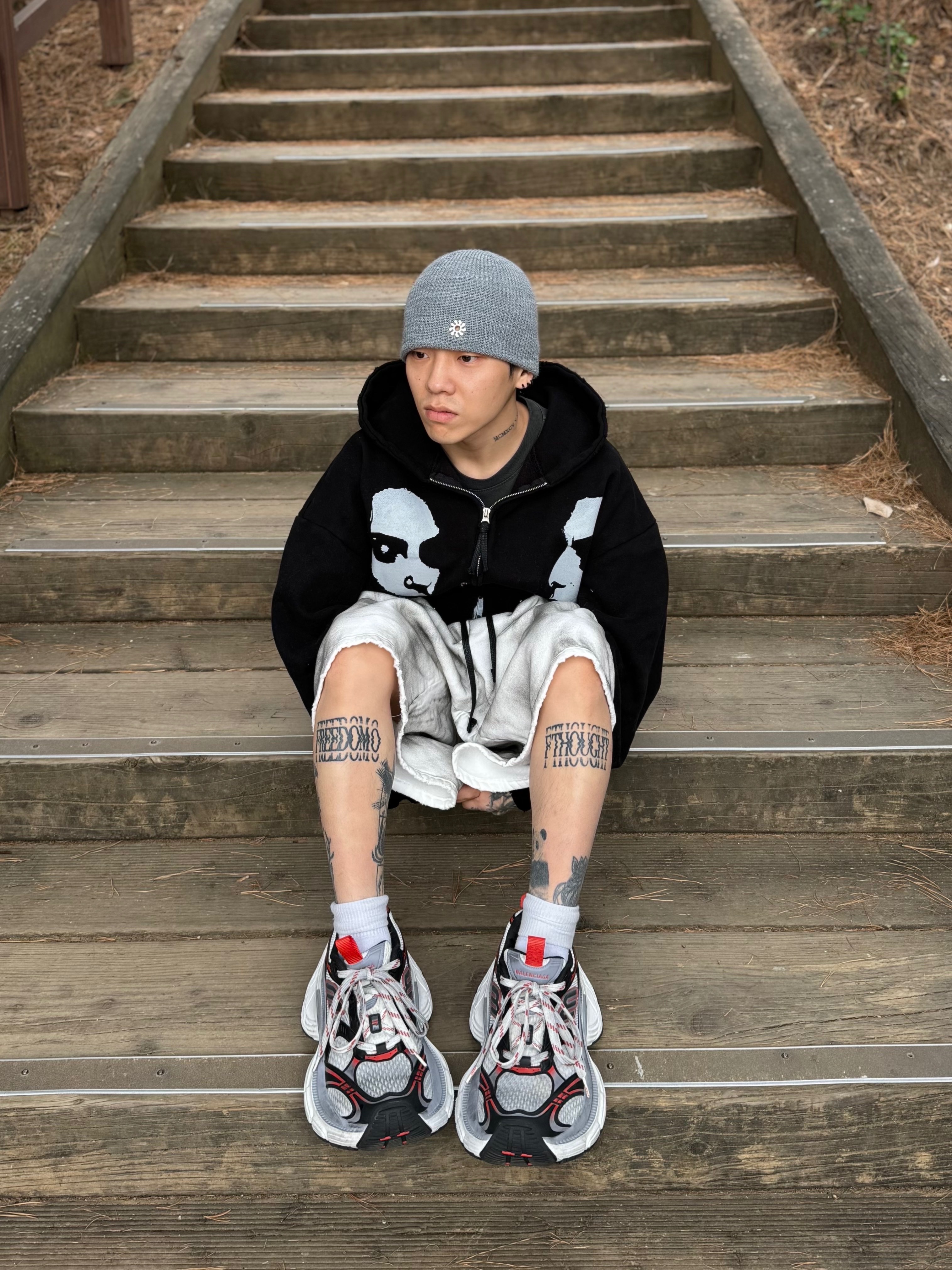 Balenciaga 10XL Sneakers Grey White Red 착용 스타일 - 4