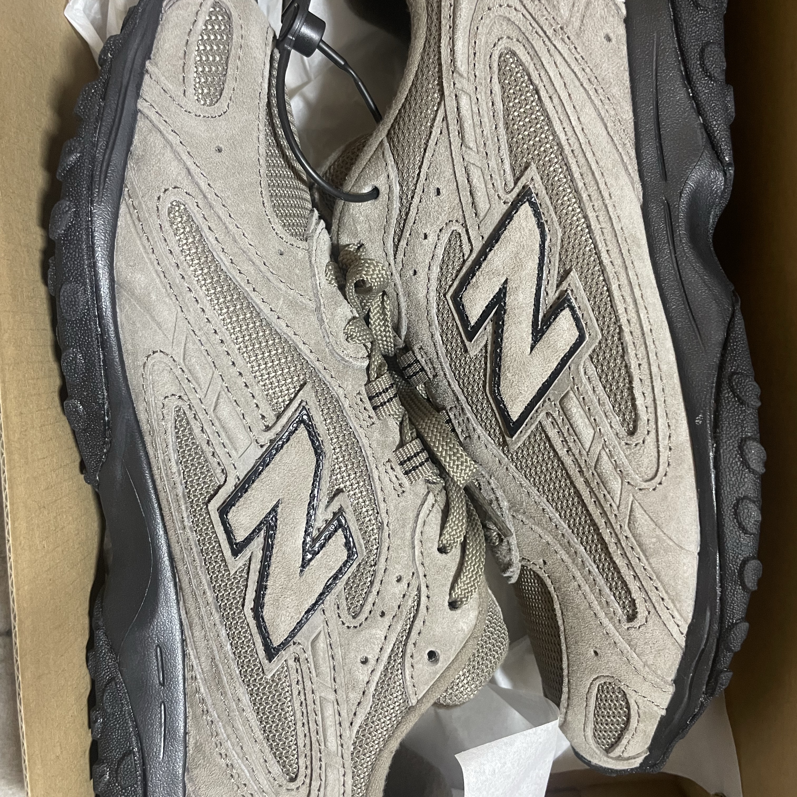 New Balance 204L Year of the Horse Thunder Brown Black 착용 스타일 - 1