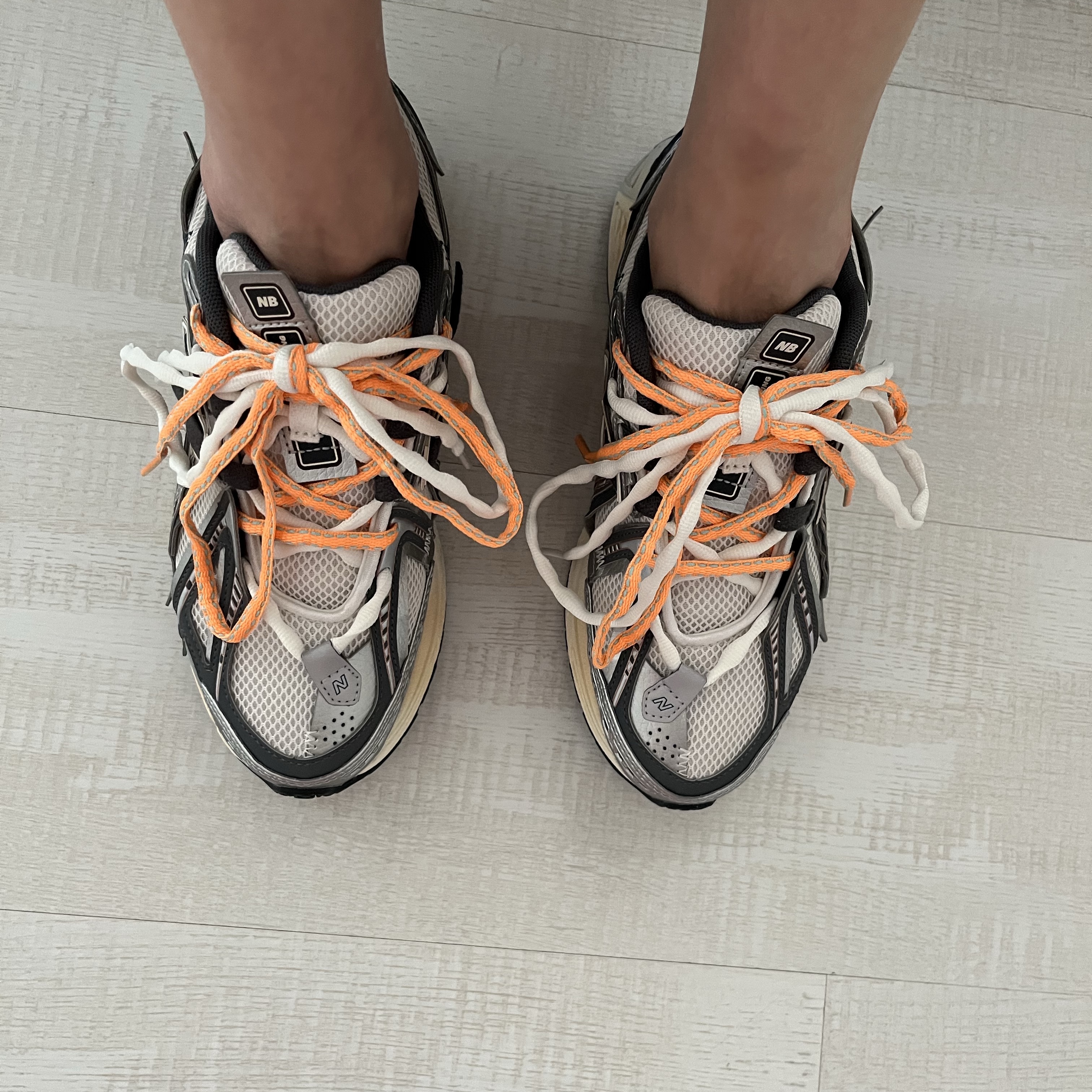 New Balance 1906A Silver Metallic Castlerock 착용 스타일 - 2