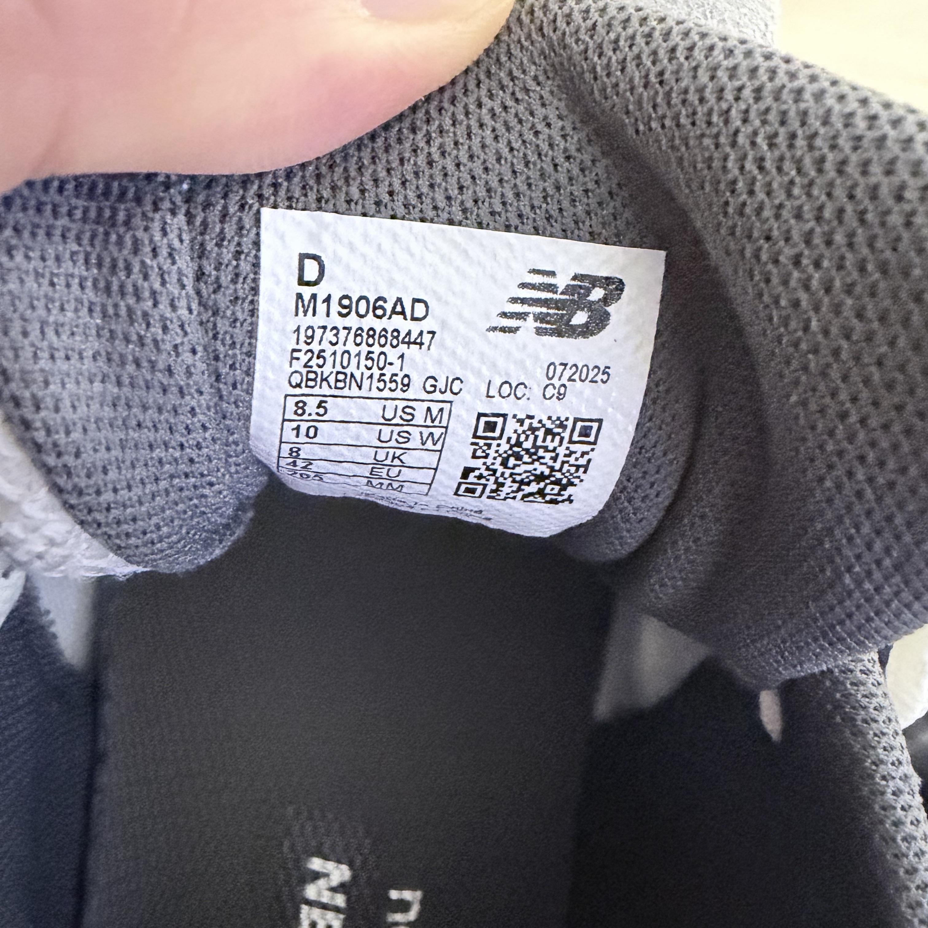 New Balance 1906A Silver Metallic Castlerock 착용 스타일 - 5