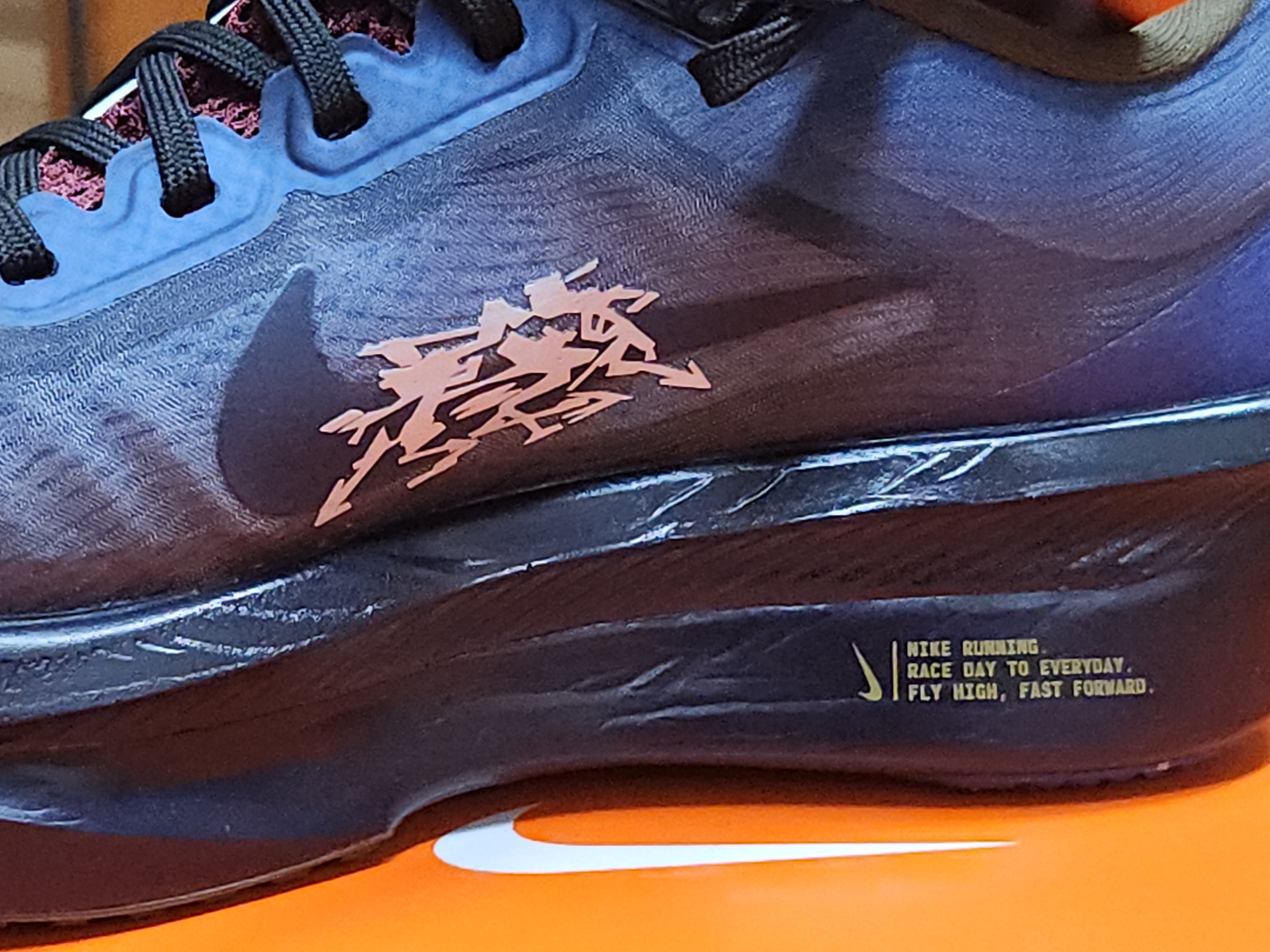 Nike Zoom Fly 6 Court Blue Burgundy Ash 착용 스타일 - 3