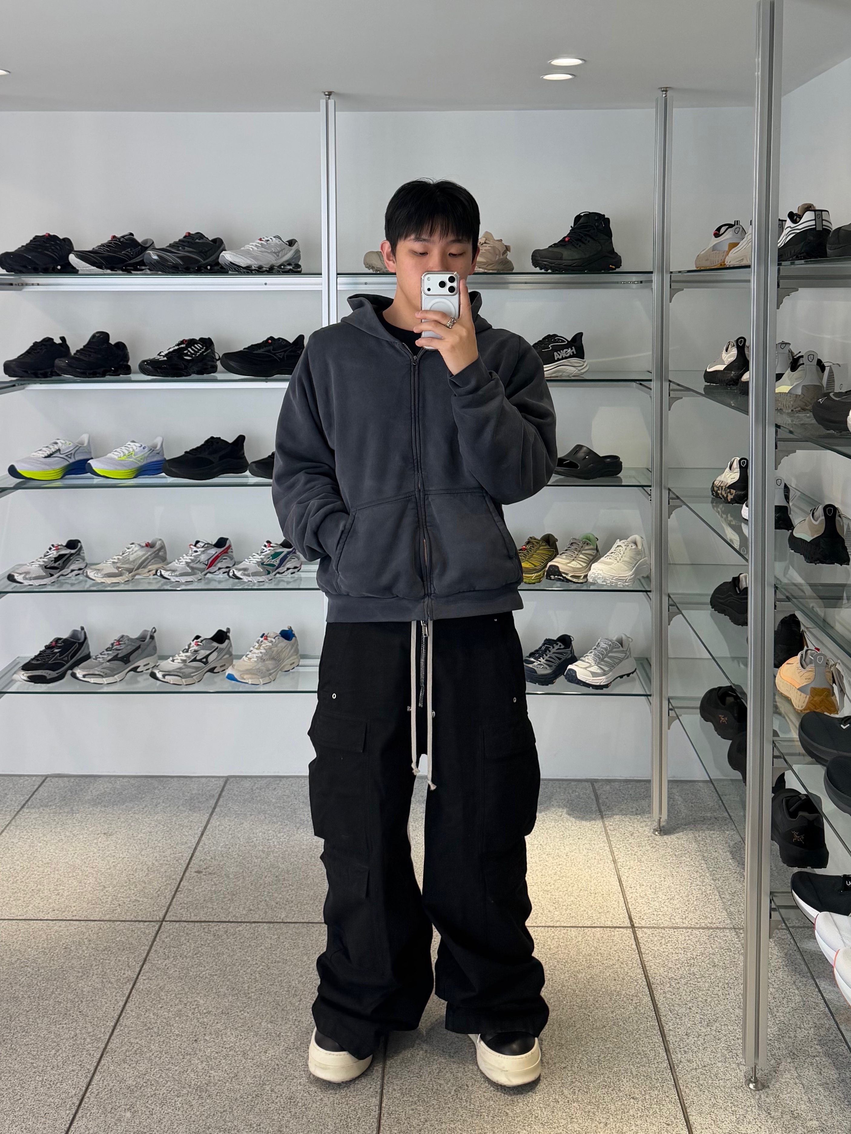 Yeezy YZY Zip-Up Hoodie Poetic Black, Yeezy YZY Zip-Up Hoodie Black 착용 스타일 - 4