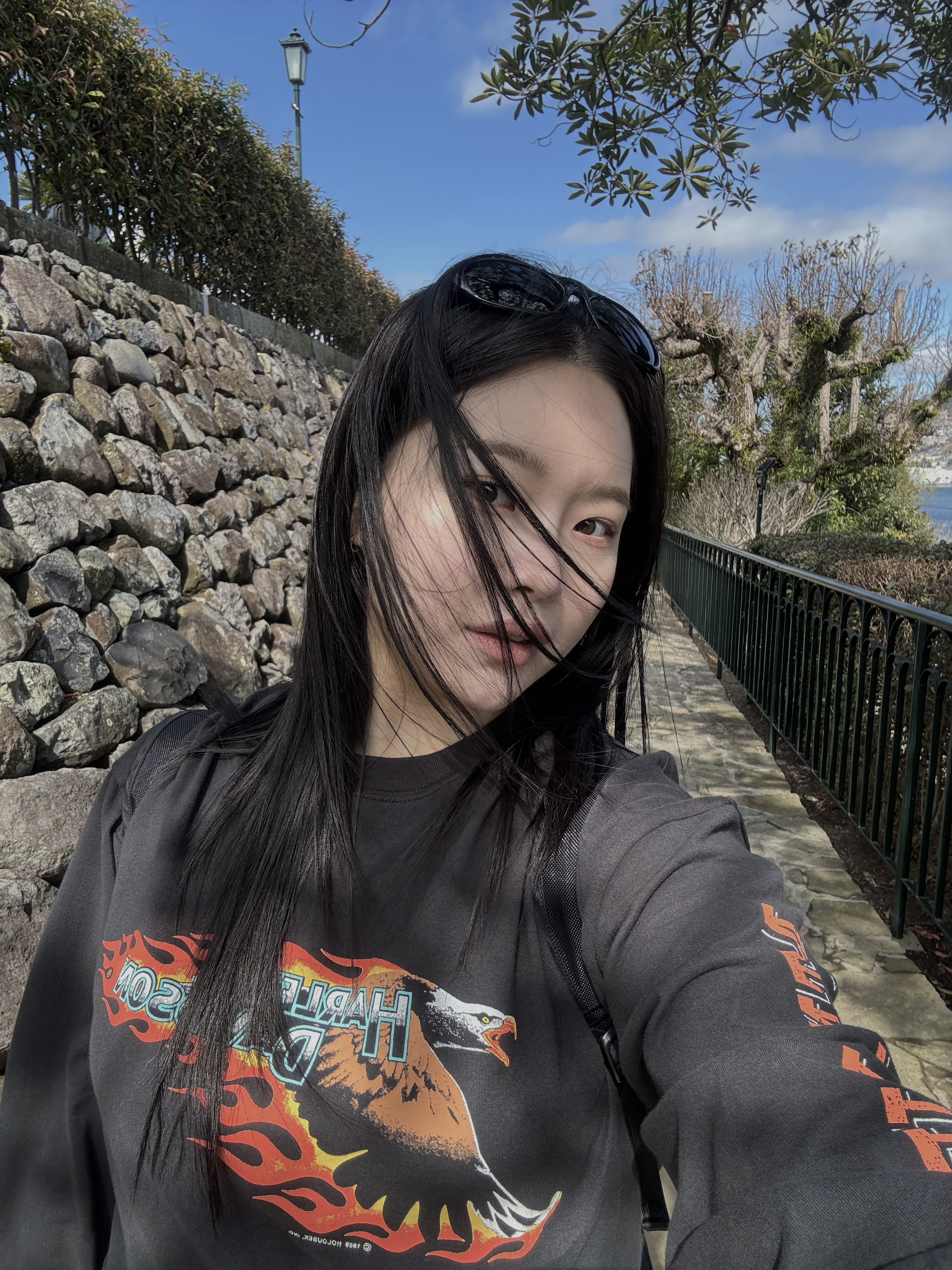Ray-Ban DADDY-O II Polished Black Frame Green Classic G-15 Lenses, On Running Cloud 6 Black 착용 스타일 - 1