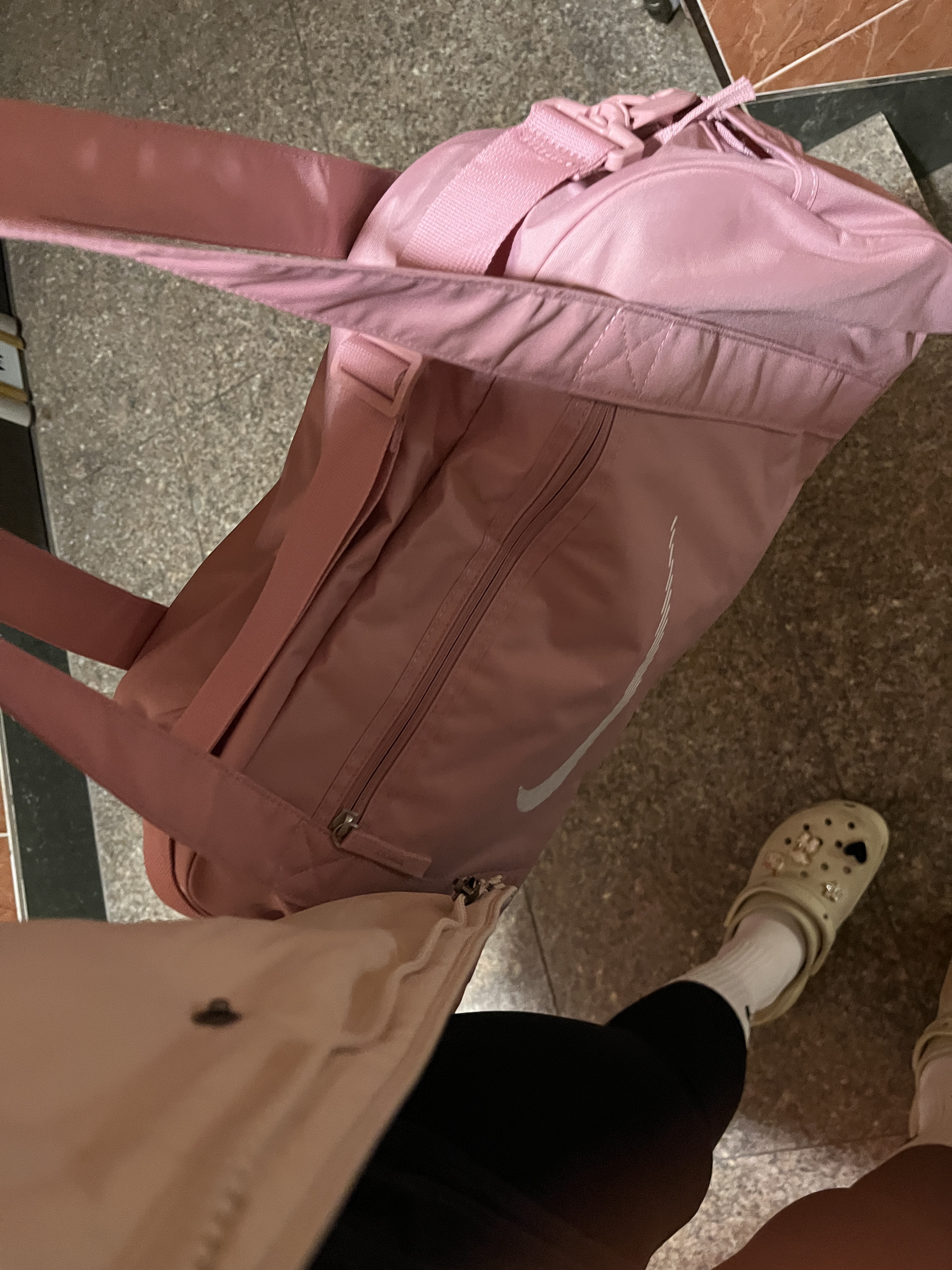 Nike Gym Club Duffle Bag 24L Elemental Pink White 착용 스타일