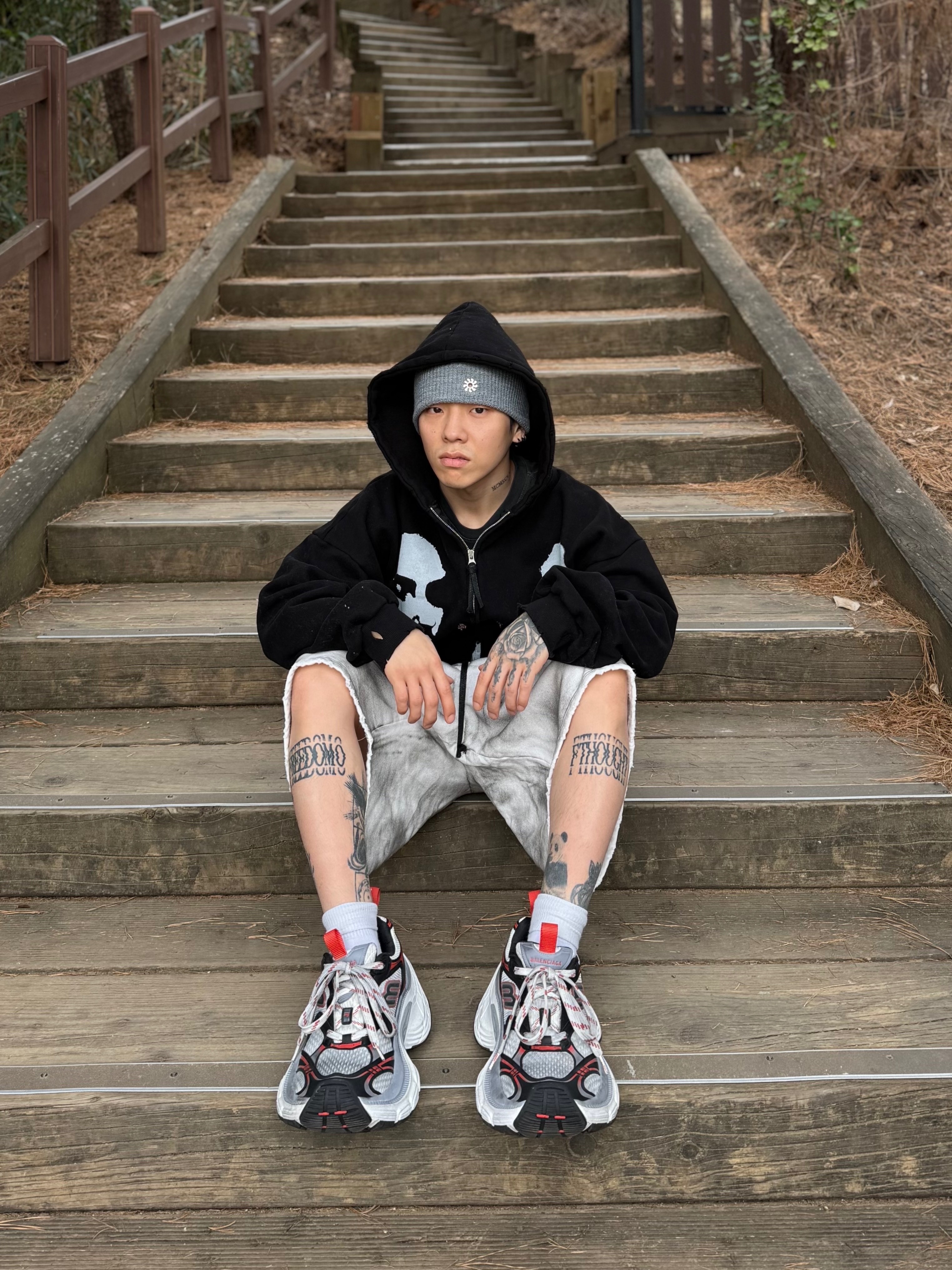 Balenciaga 10XL Sneakers Grey White Red 착용 스타일 - 2