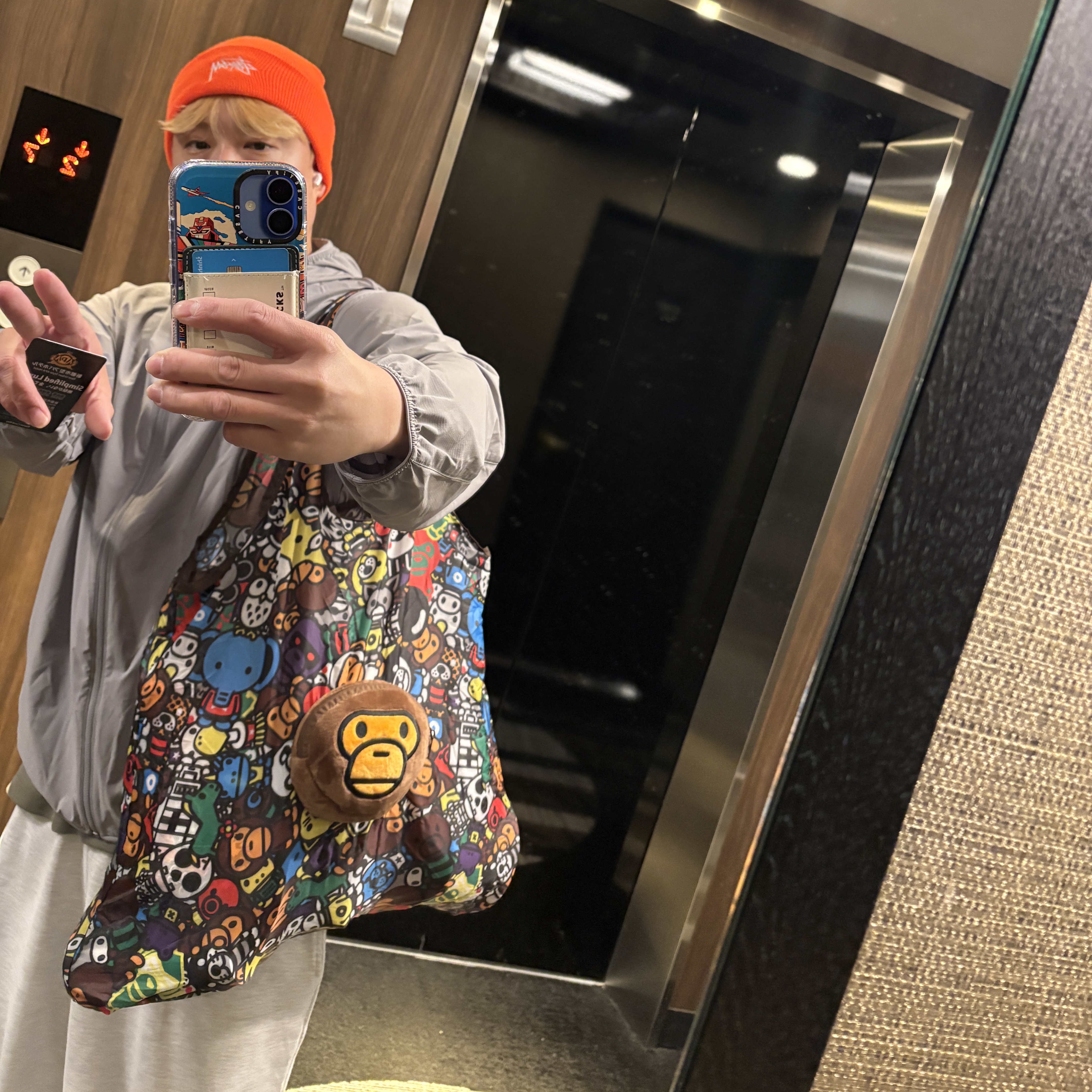 Stussy Stock Cuff Beanie Carrot Orange, Starbucks x BAPE Baby Milo Foldable Bag 착용 스타일 - 3