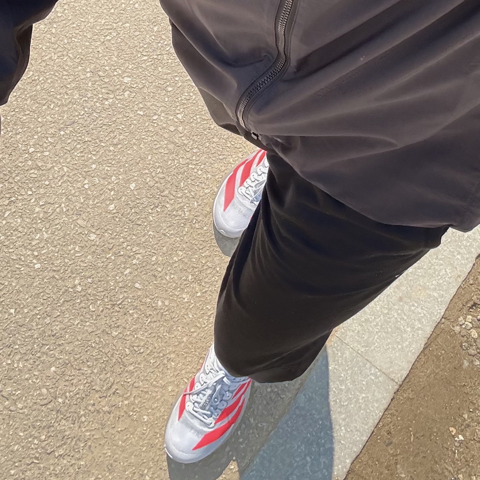 Adidas Adizero EVO SL Silver Metallic Lucid Red, Arc'teryx Squamish Hoody Black 착용 스타일