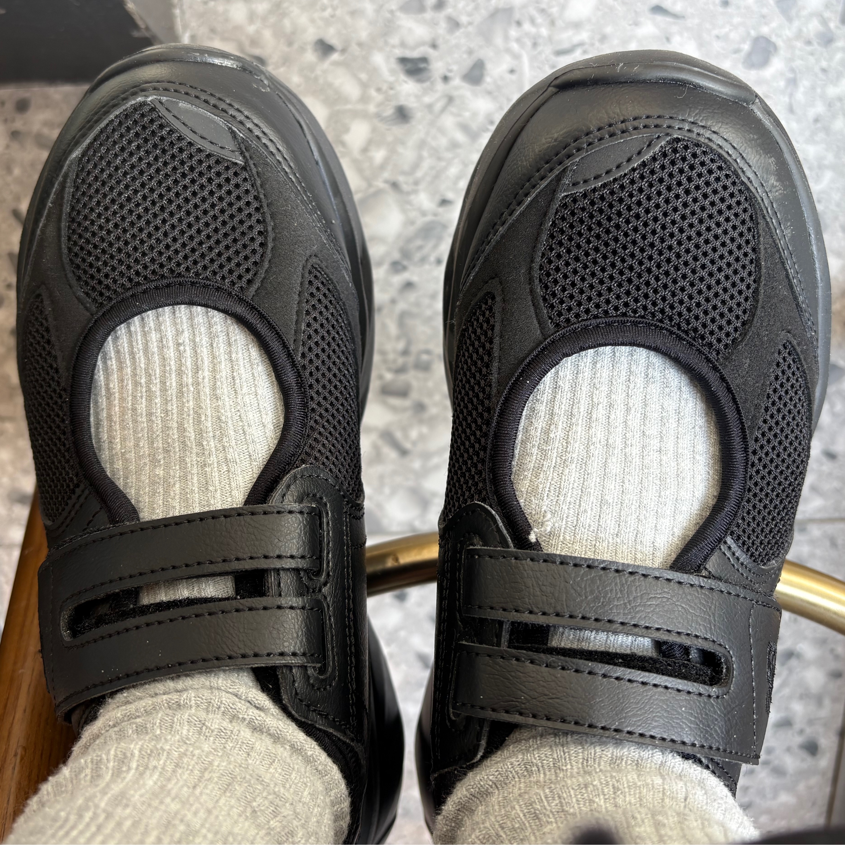 (W) New Balance Breeze SD2202 Triple Black 착용 스타일 - 1
