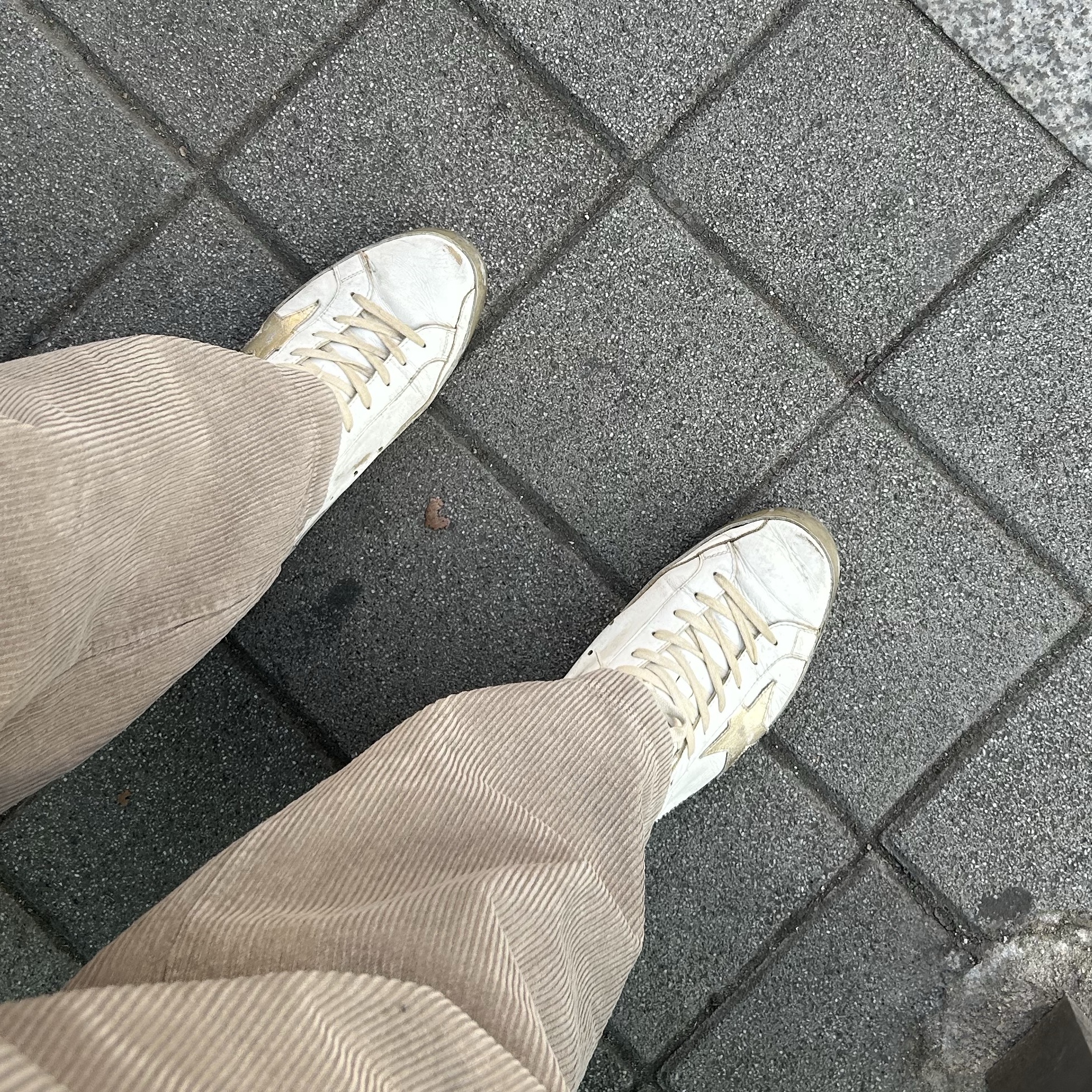 Golden Goose Superstar White Gold Heel Tab Sneakers 착용 스타일