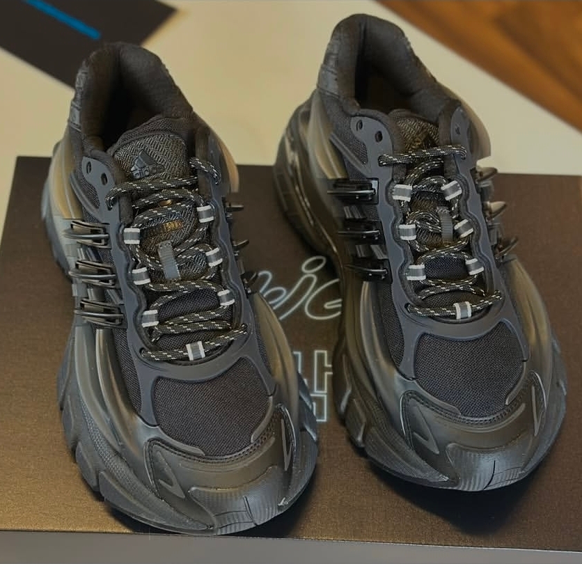 Adidas x Pharrell Williams Virginia Adistar Jellyfish Triple Black 착용 스타일 - 6