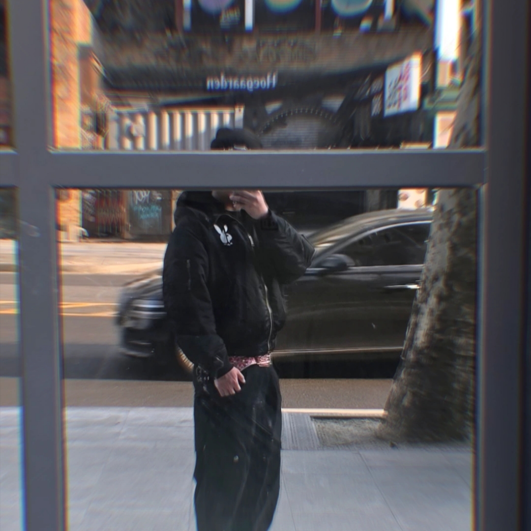 Supreme x Playboy Hooded MA-1 Black - 26SS, Supreme x B.B. Simon Bandana Belt Red - 26SS 착용 스타일 - 1