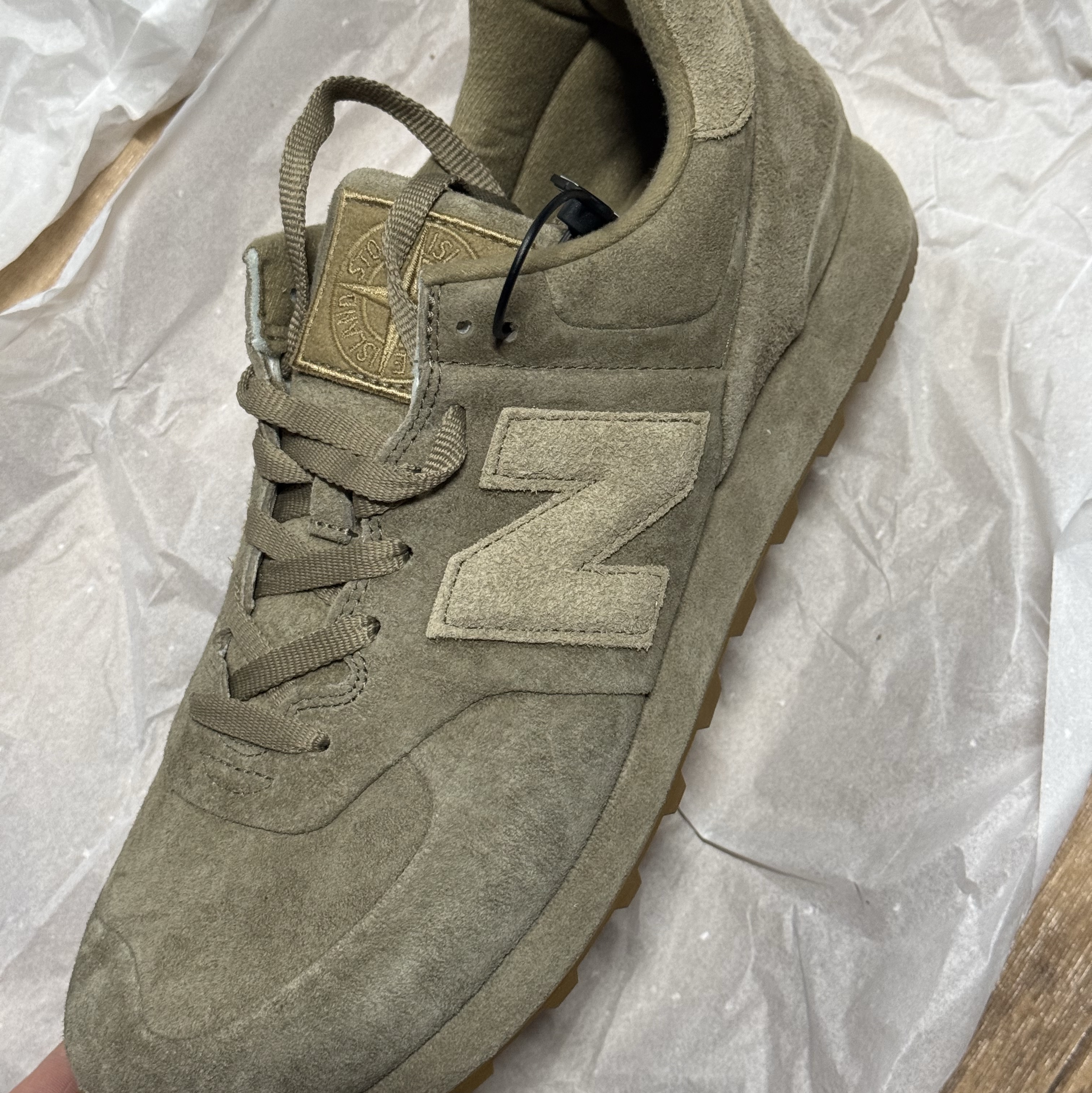 New Balance x Stone Island 574 Ghost Dark Beige 착용 스타일 - 4