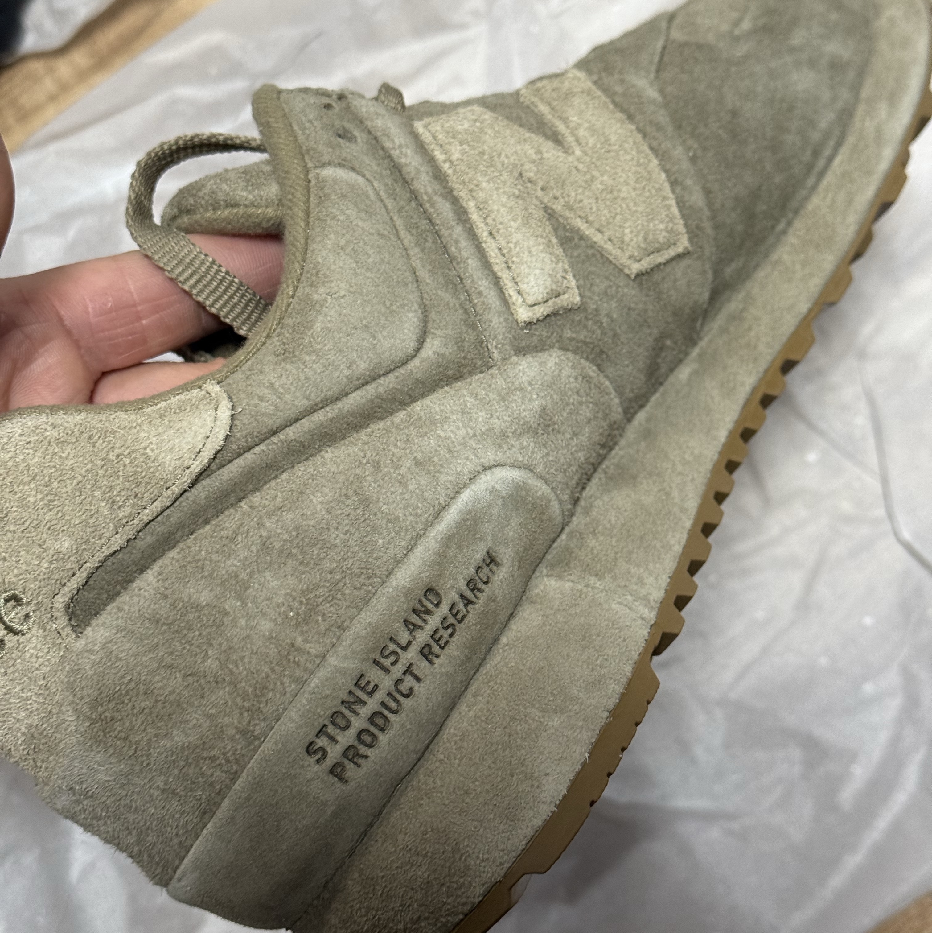 New Balance x Stone Island 574 Ghost Dark Beige 착용 스타일 - 3