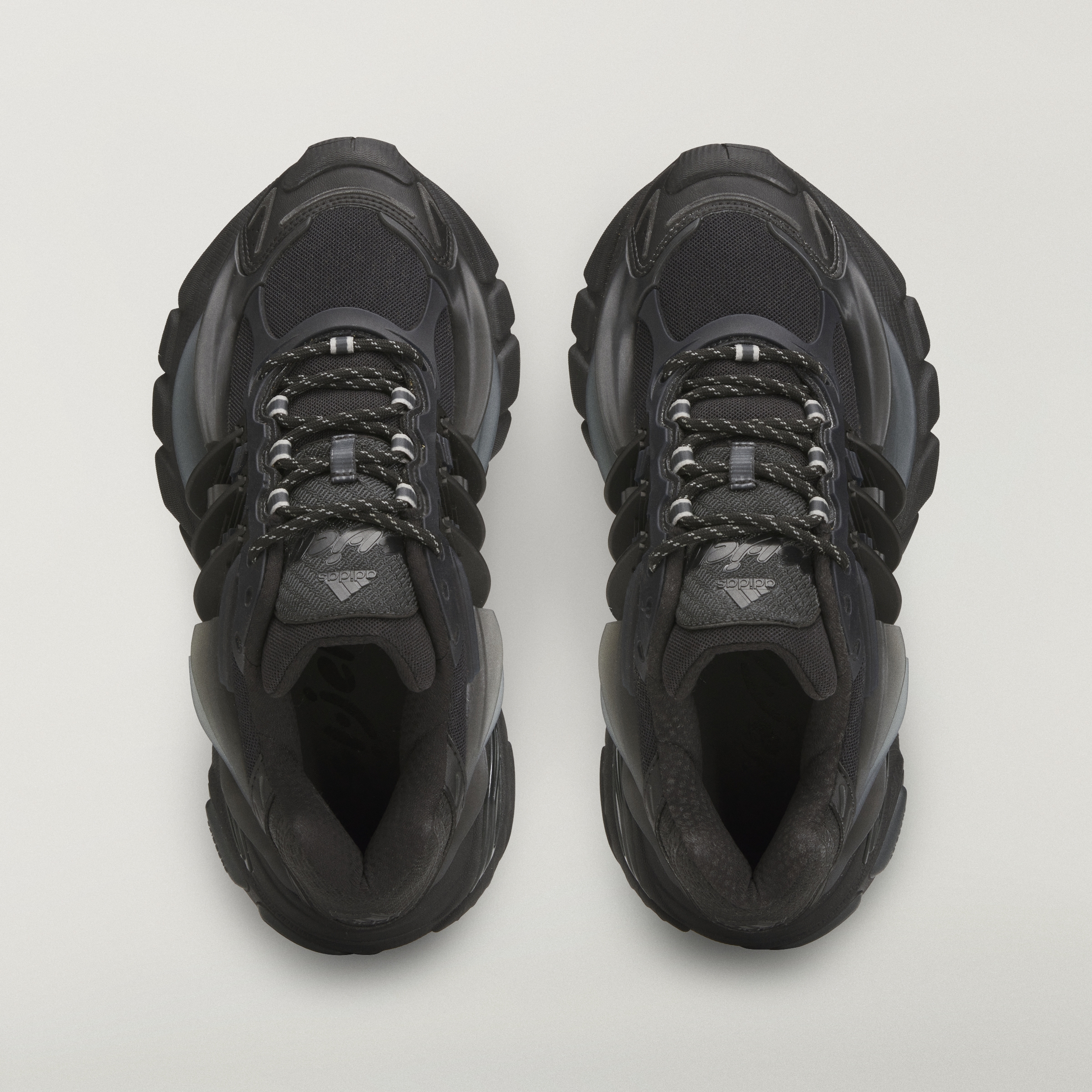 Adidas x Pharrell Williams Virginia Adistar Jellyfish Triple Black 착용 스타일 - 2