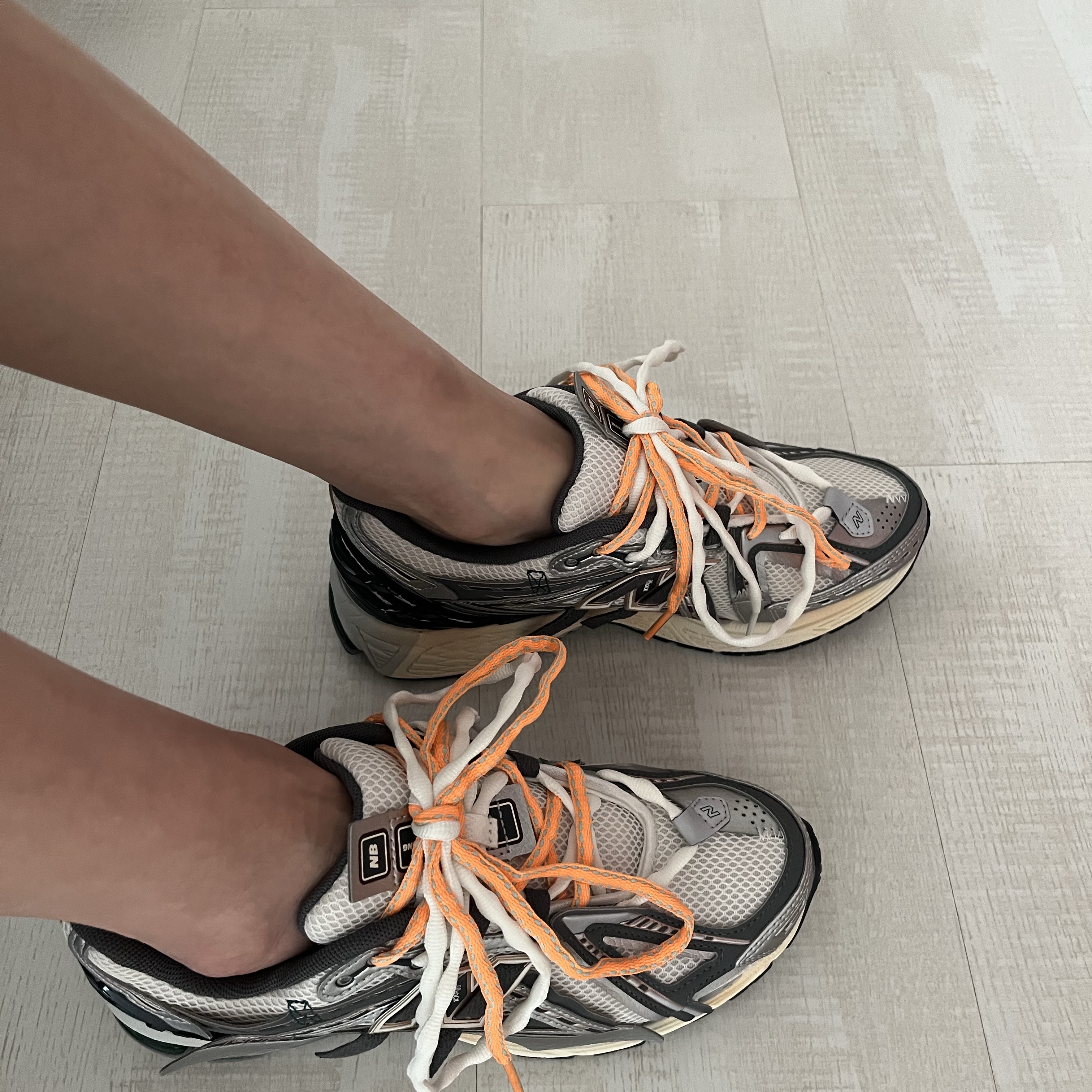New Balance 1906A Silver Metallic Castlerock 착용 스타일 - 1