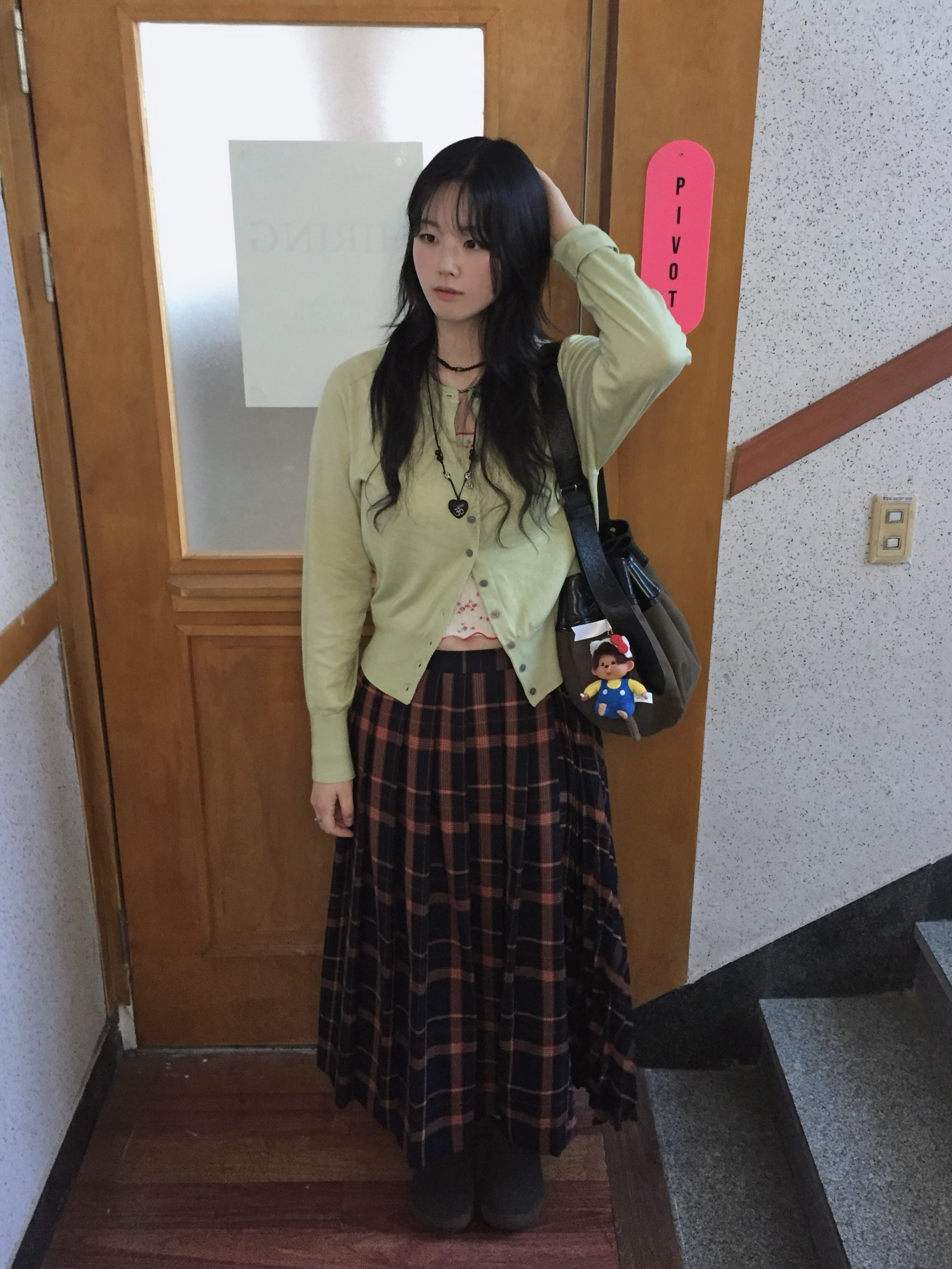 Sanrio Hello Kitty x Monchhichi 50th Anniversary Monchhichi Holder 착용 스타일