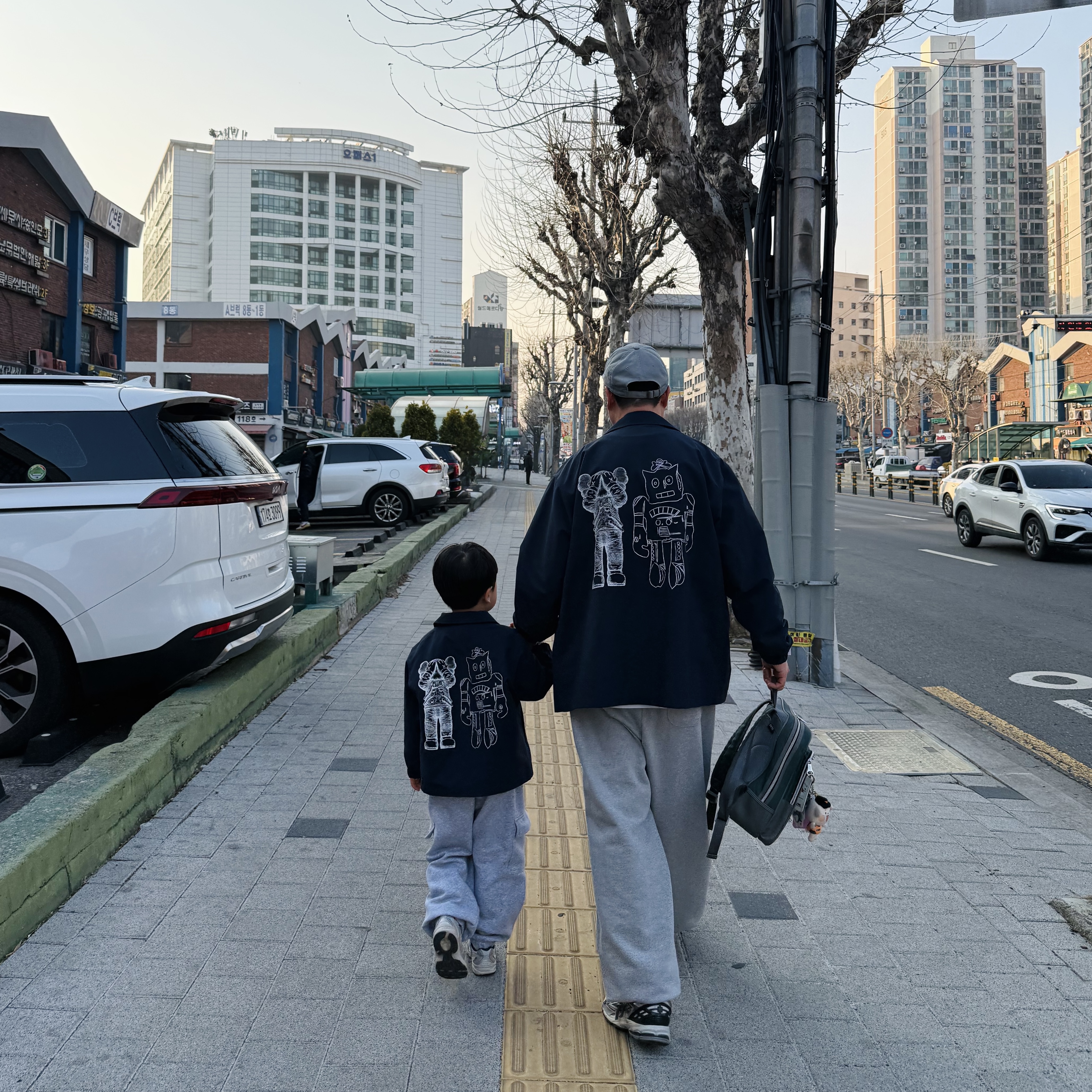 (Kids) Uniqlo UT x Kaws x Warhol Coach Jacket Navy - KR, Uniqlo UT x Kaws x Warhol Coach Jacket Navy - JP 착용 스타일