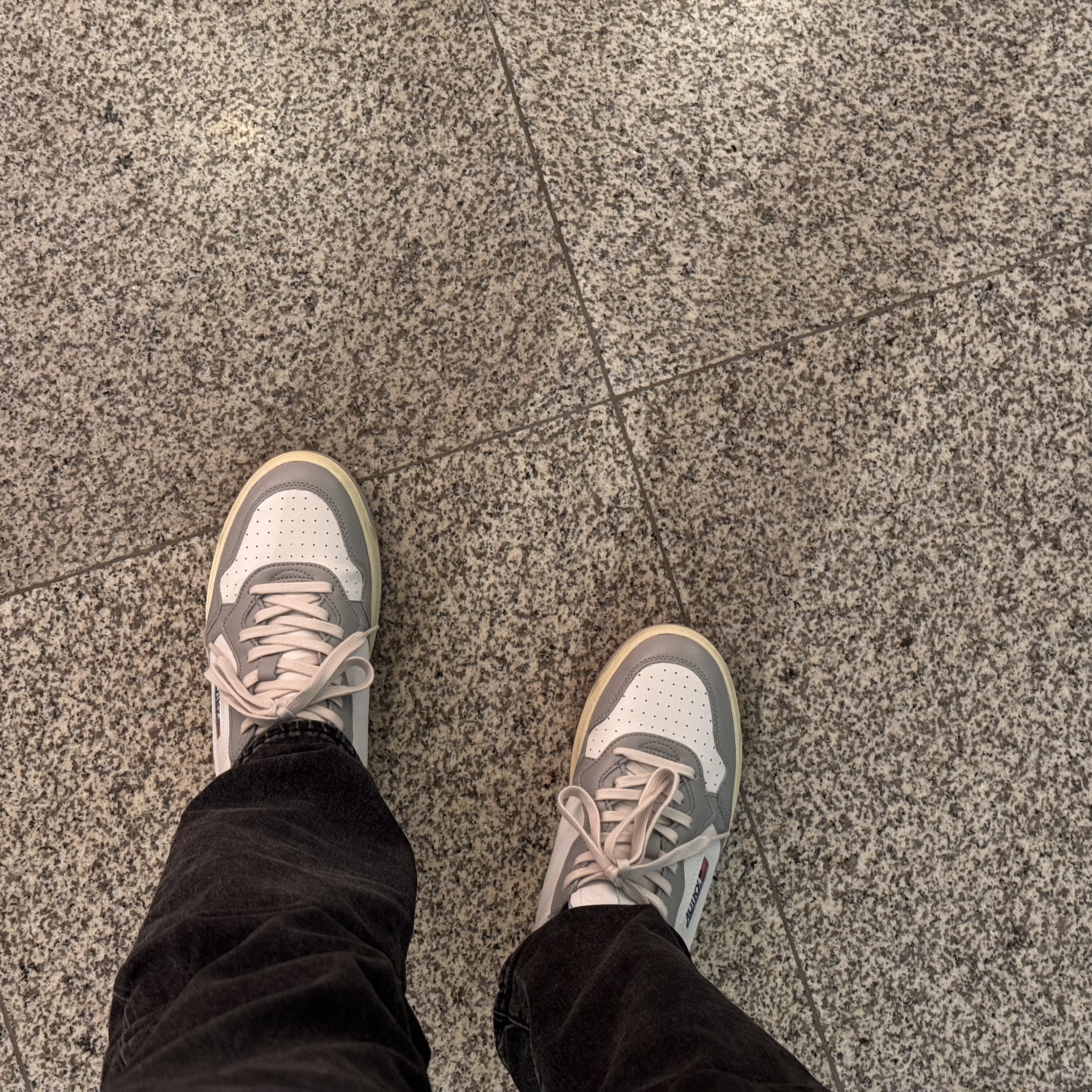 Autry Medalist Low Leather Sneakers Grey White 착용 스타일