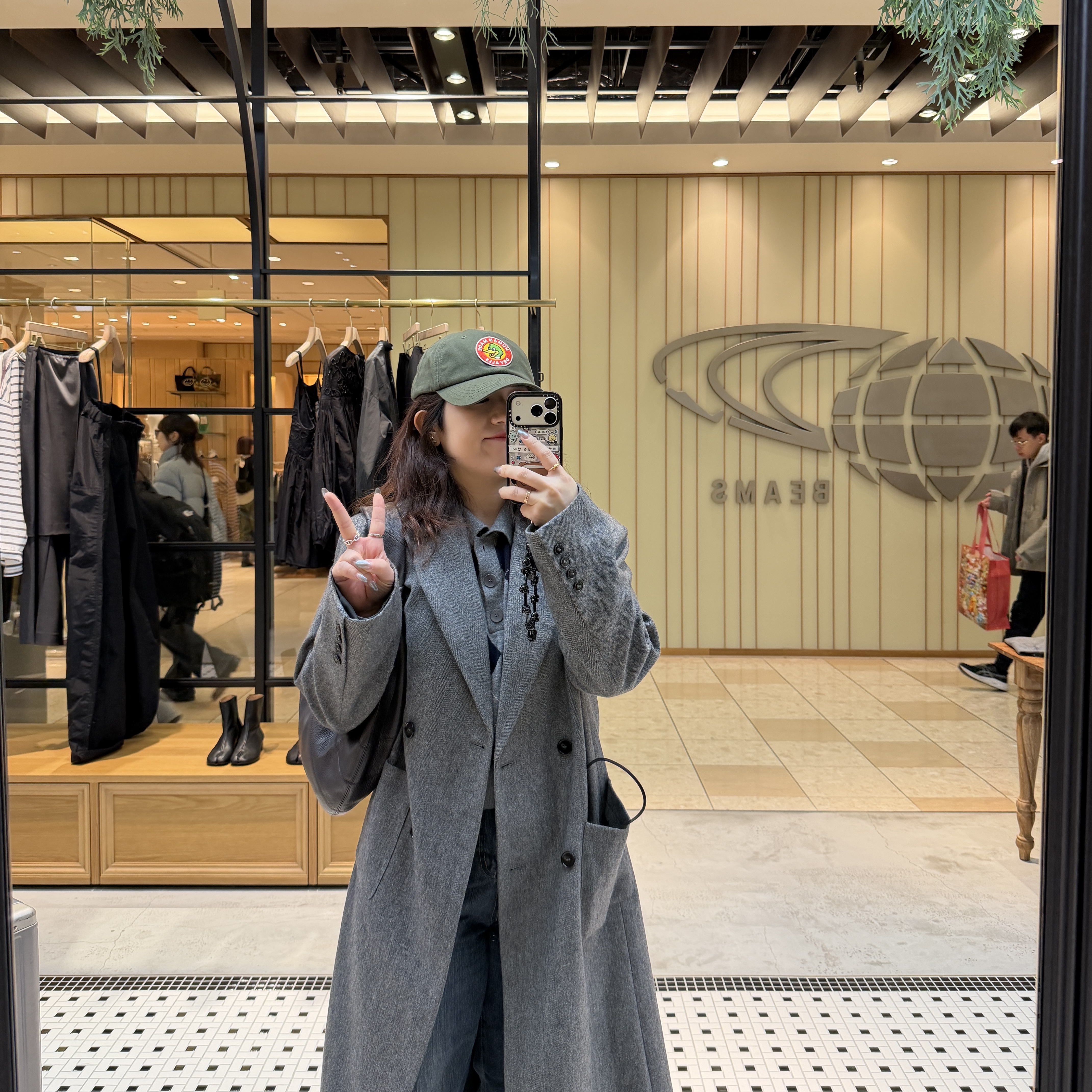 Lemaire Mini Fortune Croissant Bag Soft Nappa Leather Dark Chocolate, Human Made 6 Panel Twill Cap White 착용 스타일