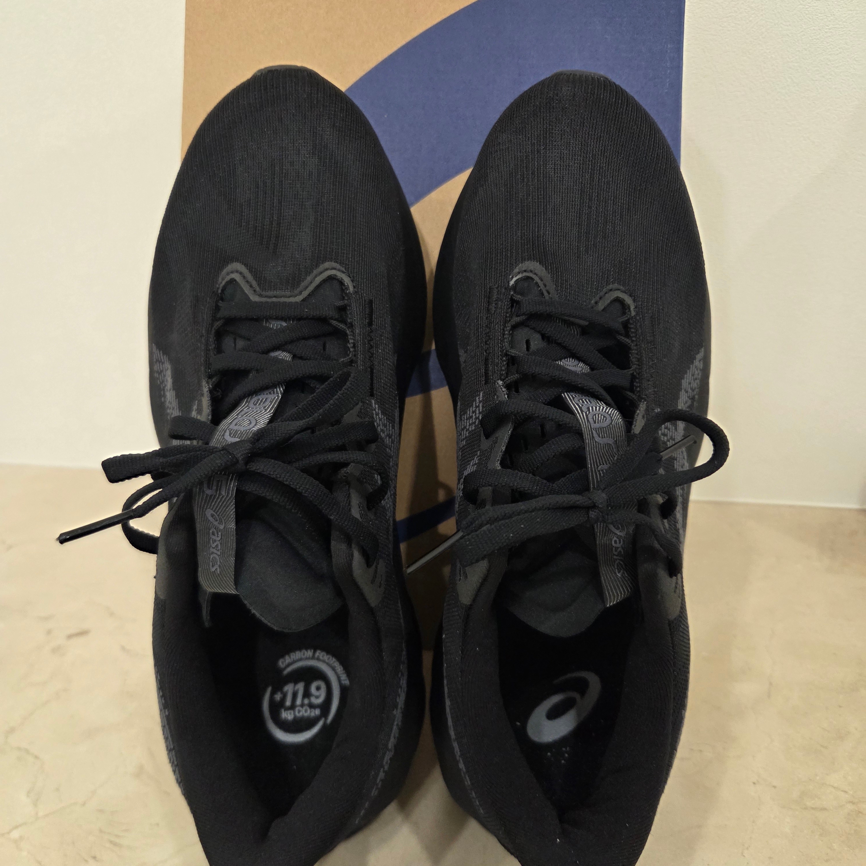 Asics Novablast 5 Black Carrier Grey - 2E Wide 착용 스타일 - 2