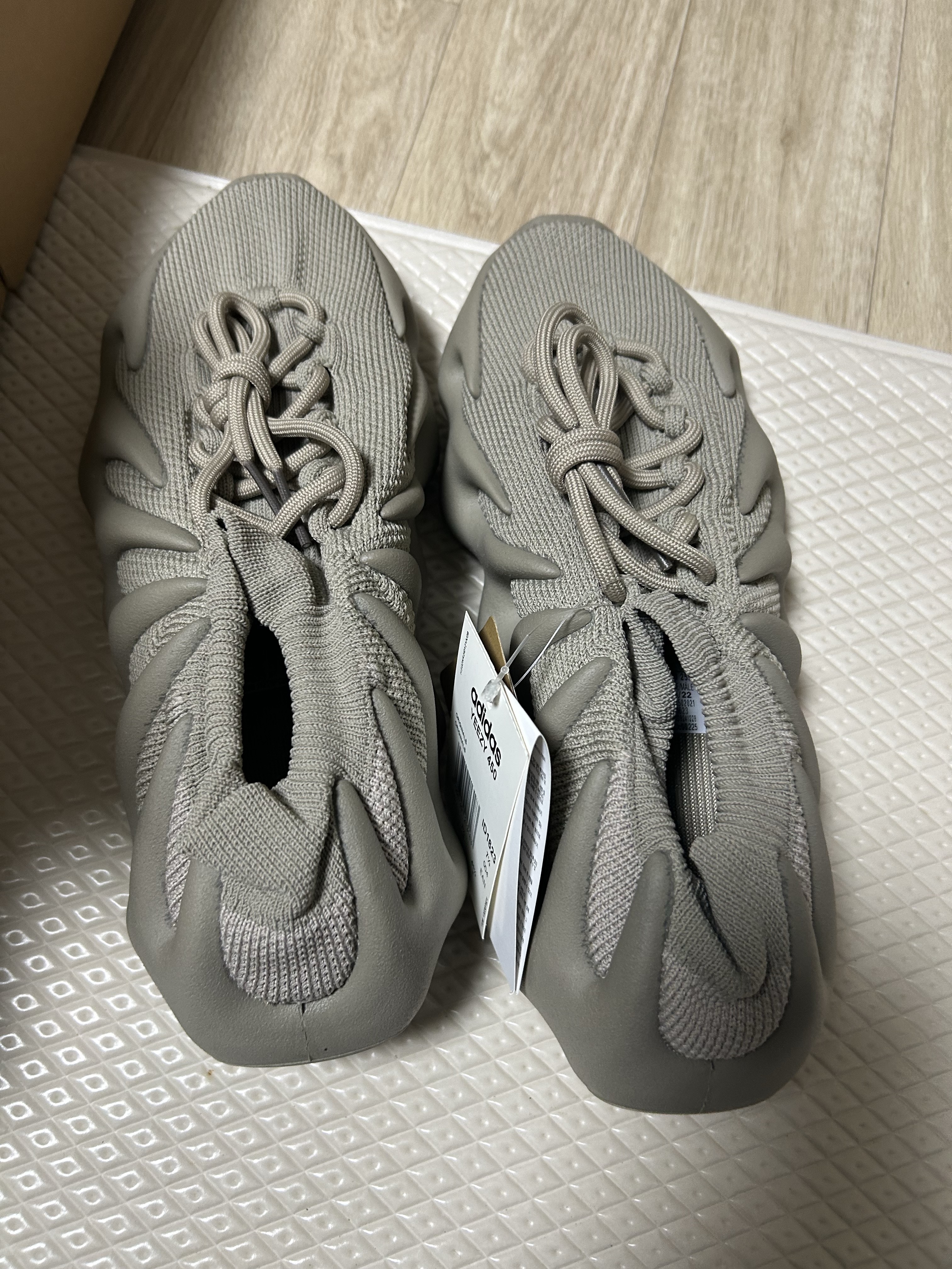 Adidas Yeezy 450 Stone Flax 착용 스타일